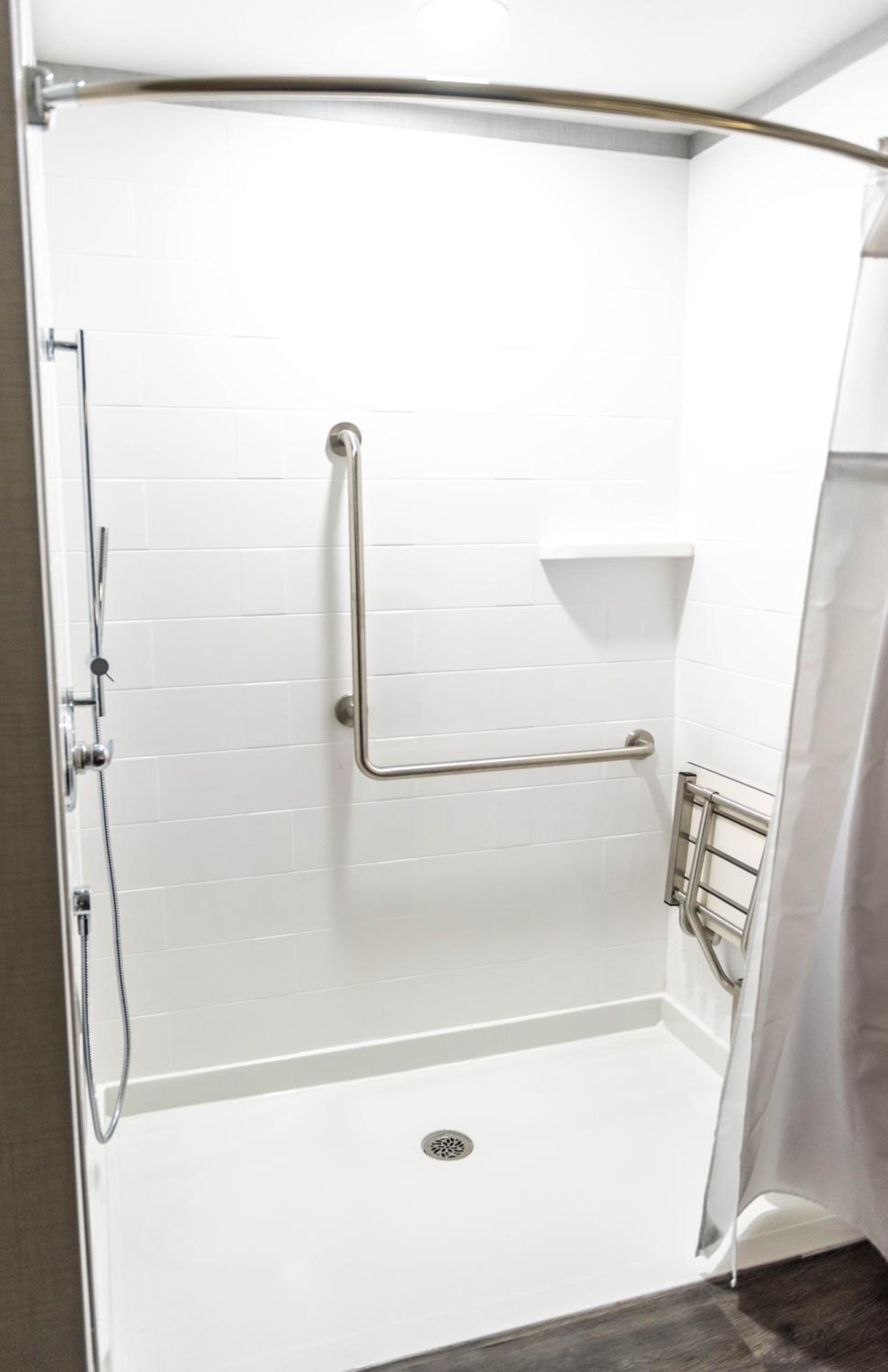 King Room With Mobility Accessible Walk In Shower - Photo 8