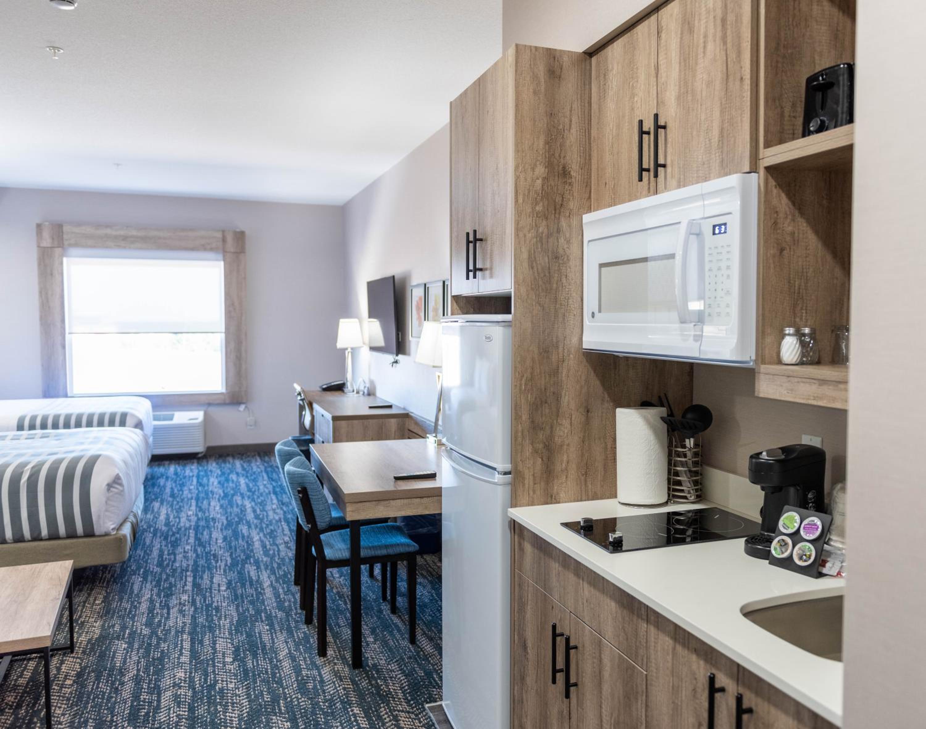Queen Suite with Two Queen Beds and Sofa Bed - Kitchenette/Non-Smoking - Photo 5