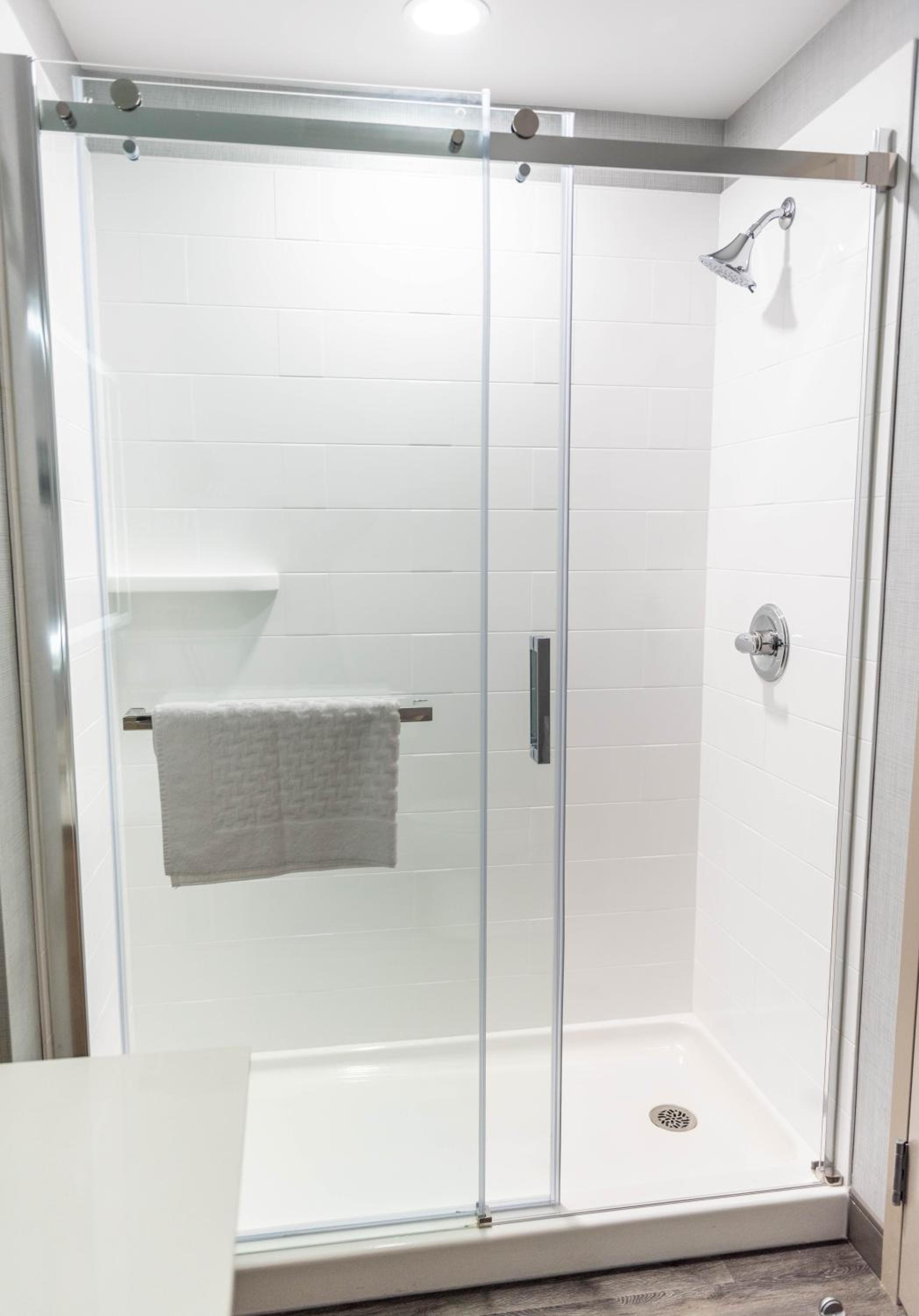 King Suite with Spa Bath - Photo 9