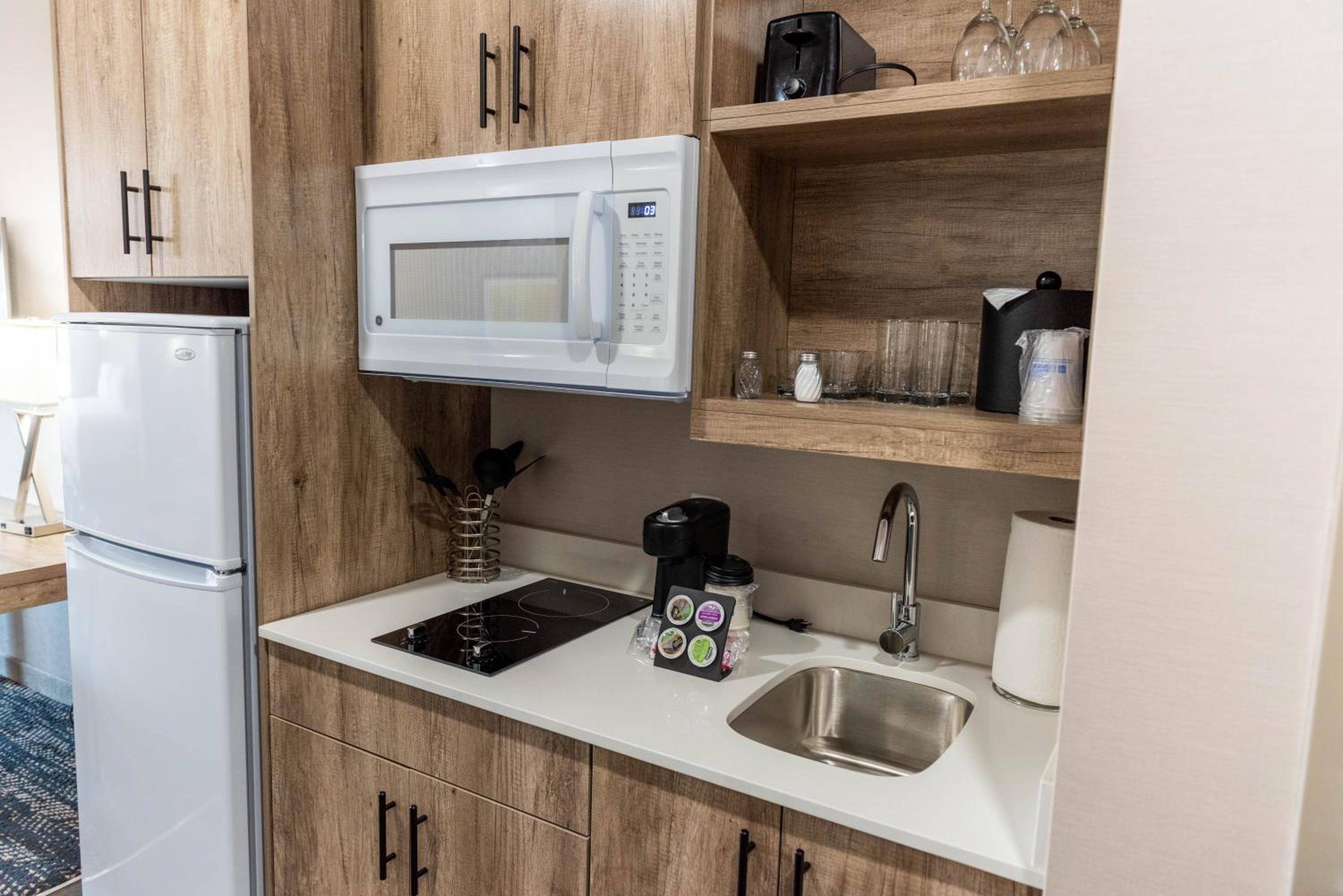 Queen Suite with Two Queen Beds and Sofa Bed - Kitchenette/Non-Smoking - Photo 6