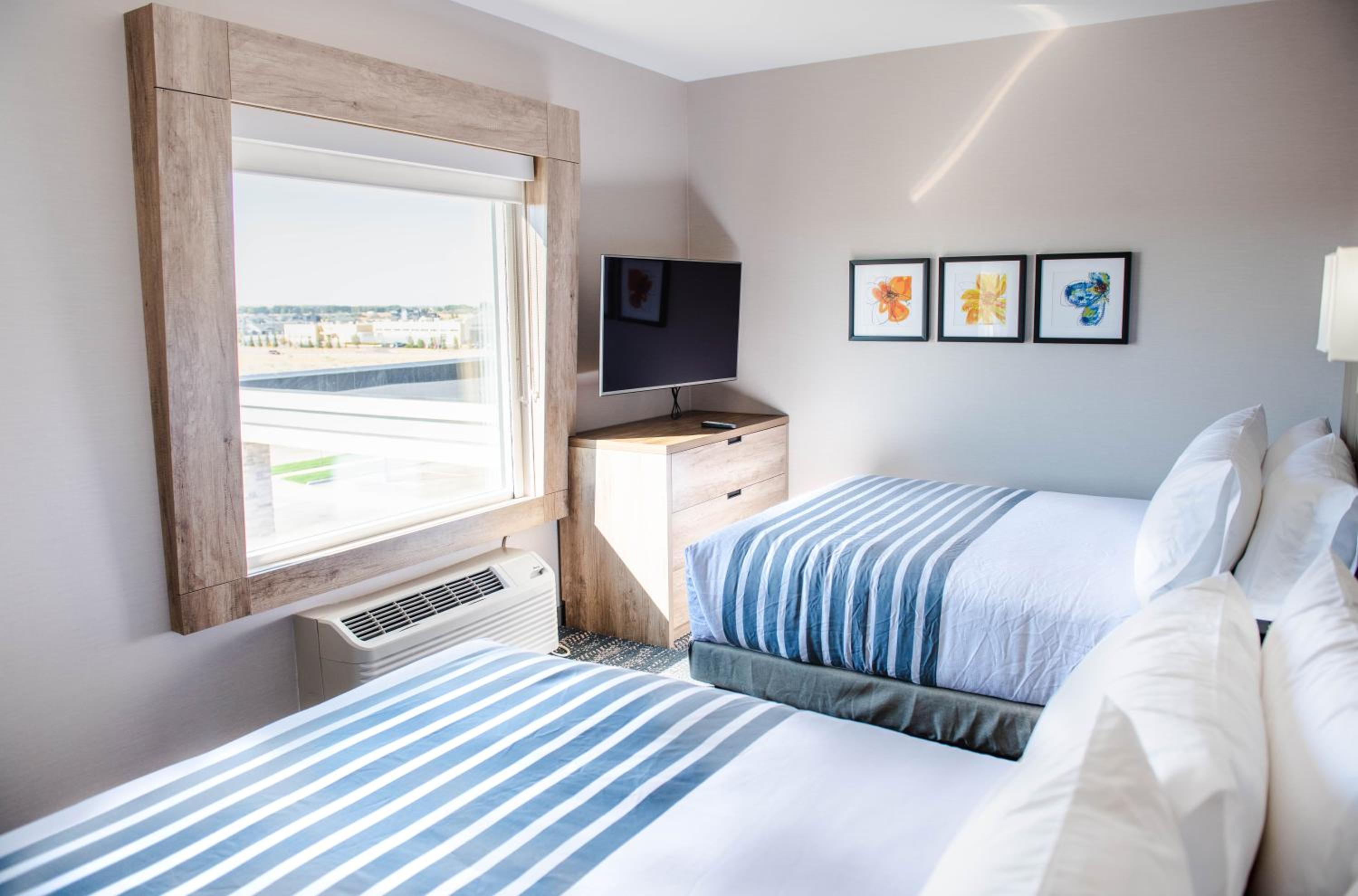 Family Suite with Two Queen Beds and Sofa Bed - Non-Smoking - Photo 14