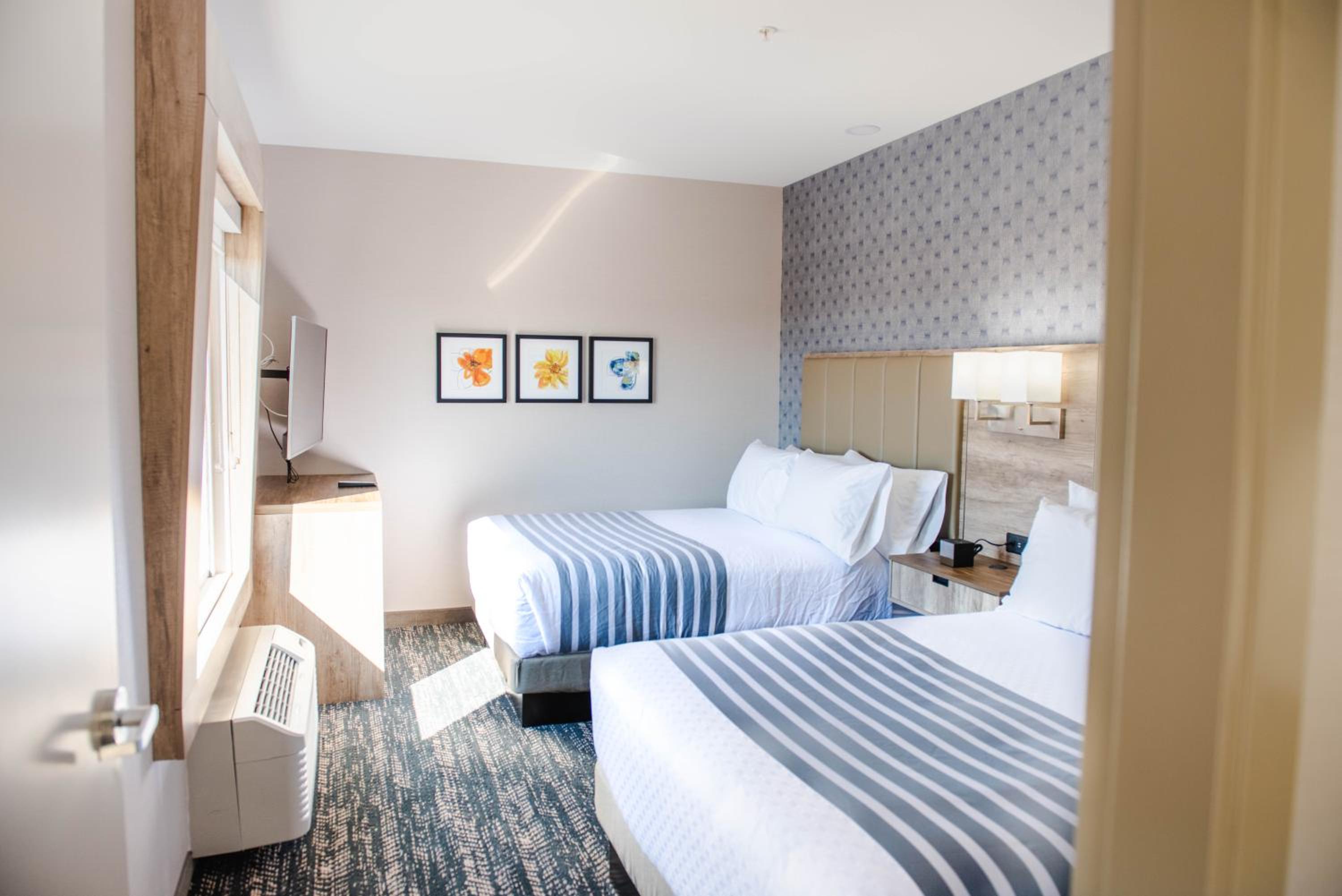 Family Suite with Two Queen Beds and Sofa Bed - Non-Smoking - Photo 12