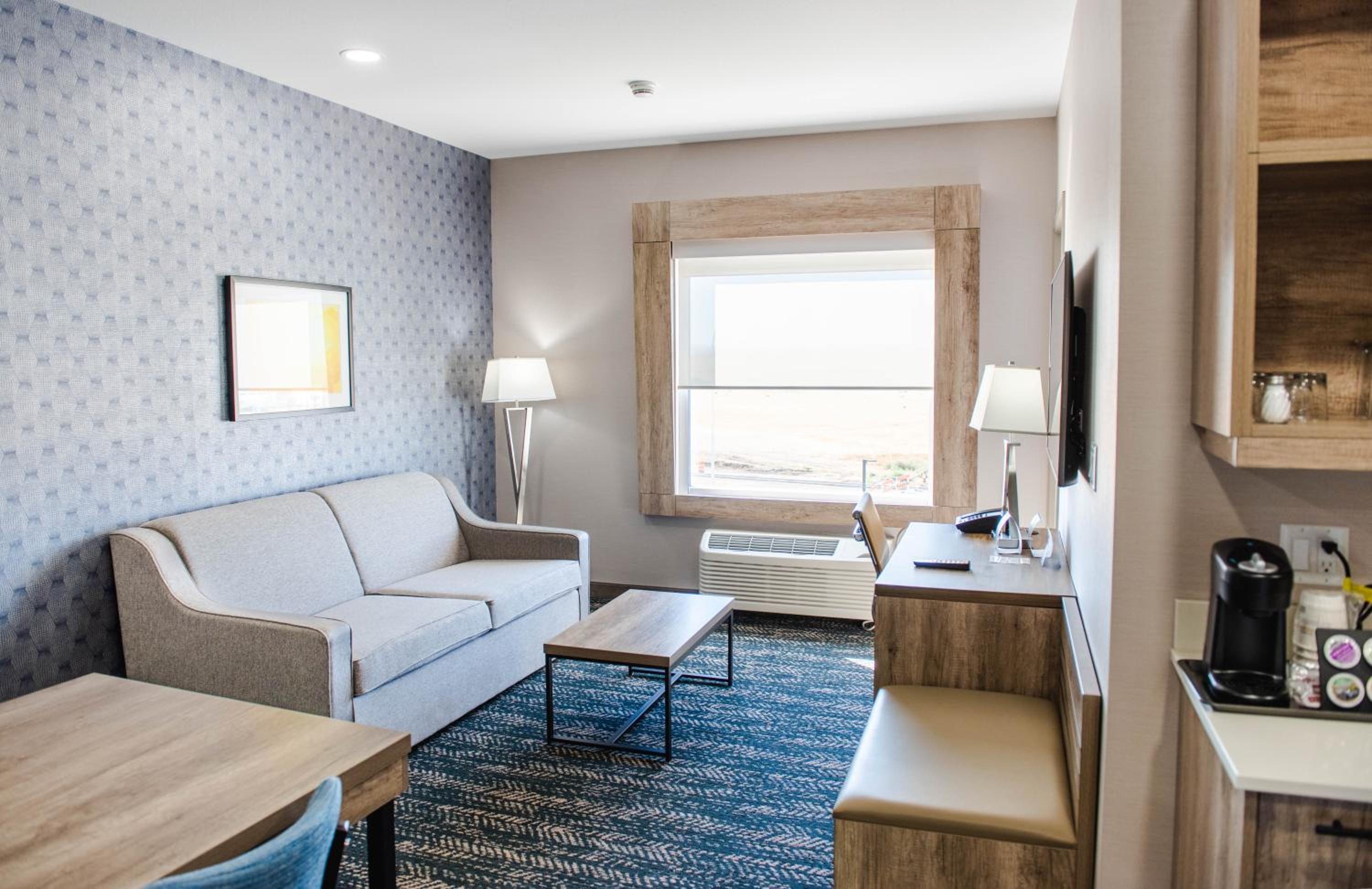 Family Suite with Two Queen Beds and Sofa Bed - Non-Smoking - Photo 9