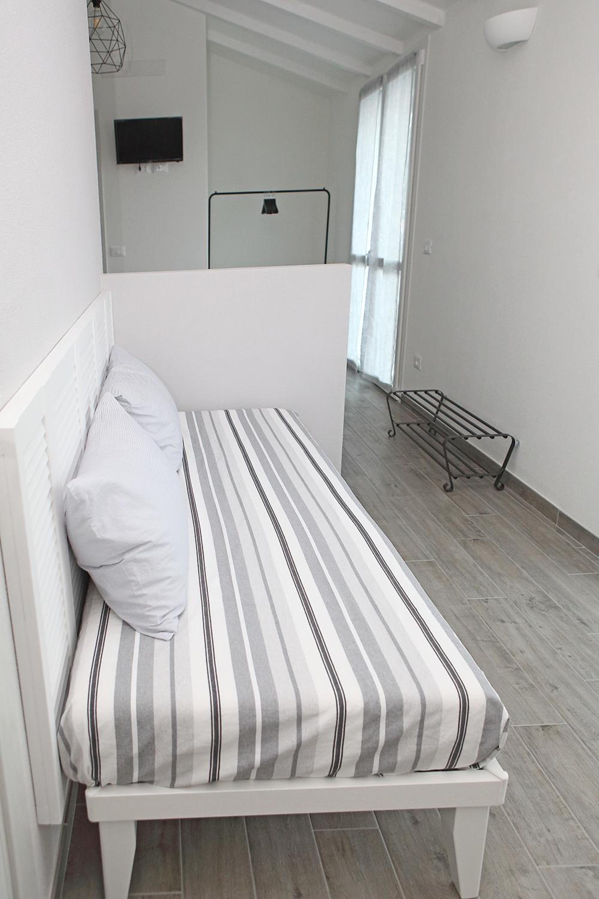 Family Room with Private Bathroom - Photo 3