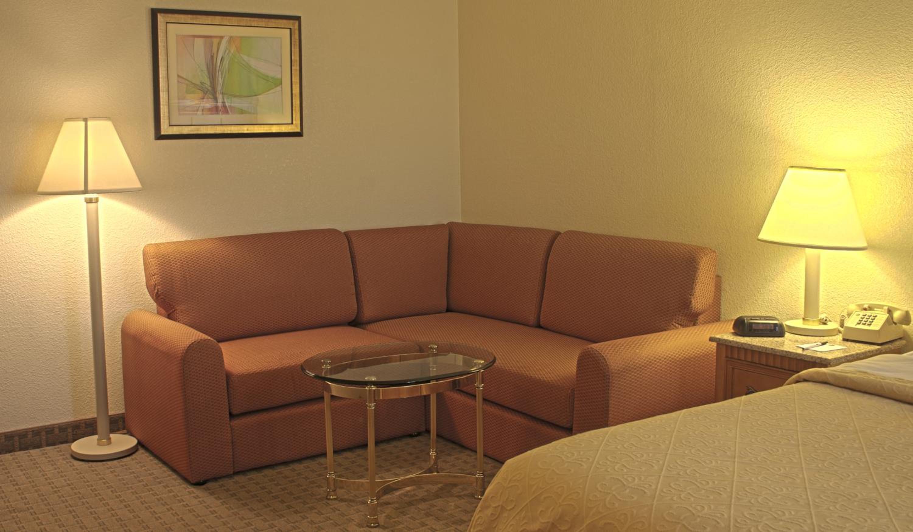 Queen Room with Two Queen Beds - Non-Smoking photo 2