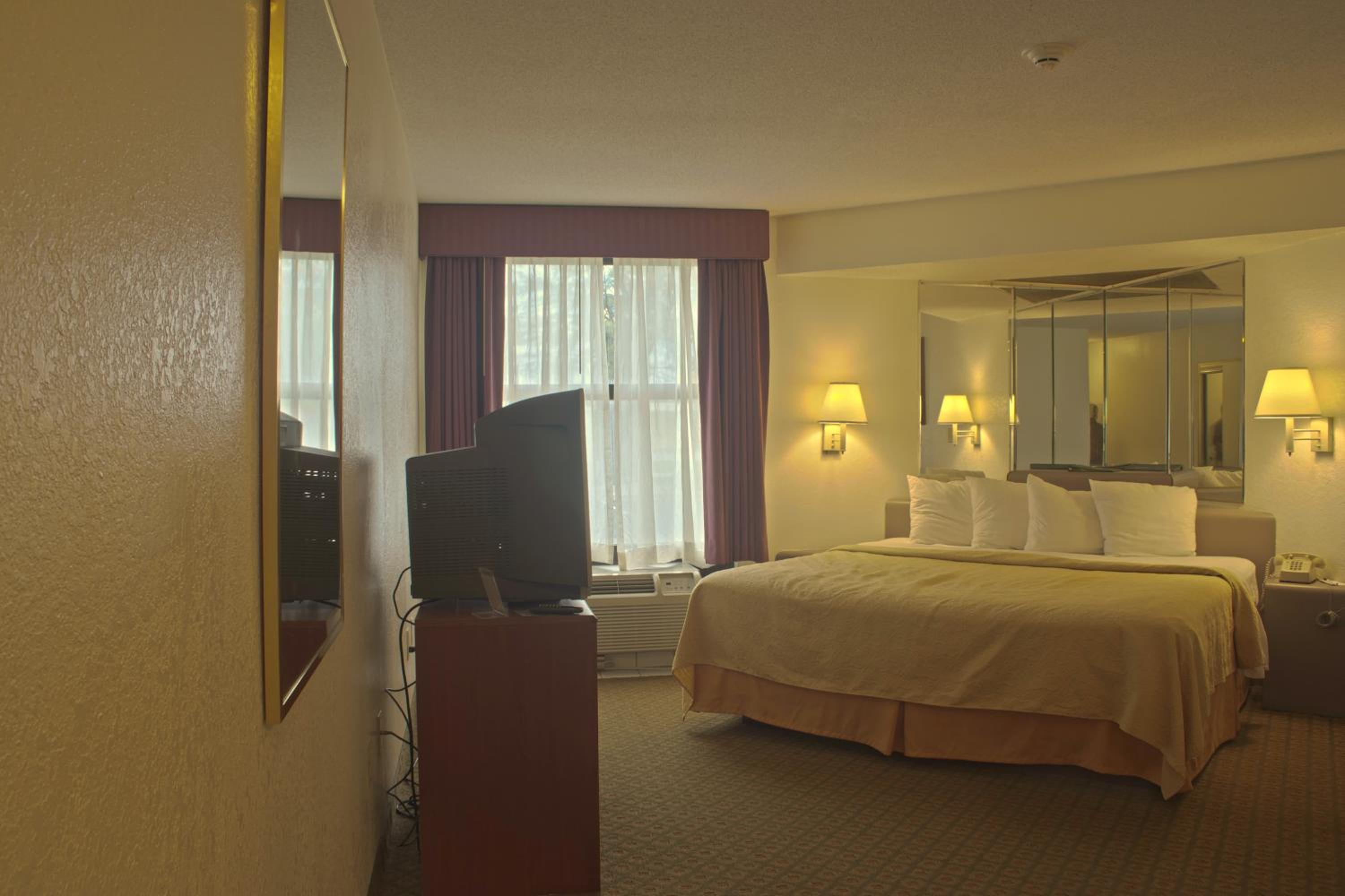 King Room - Non-Smoking photo 2