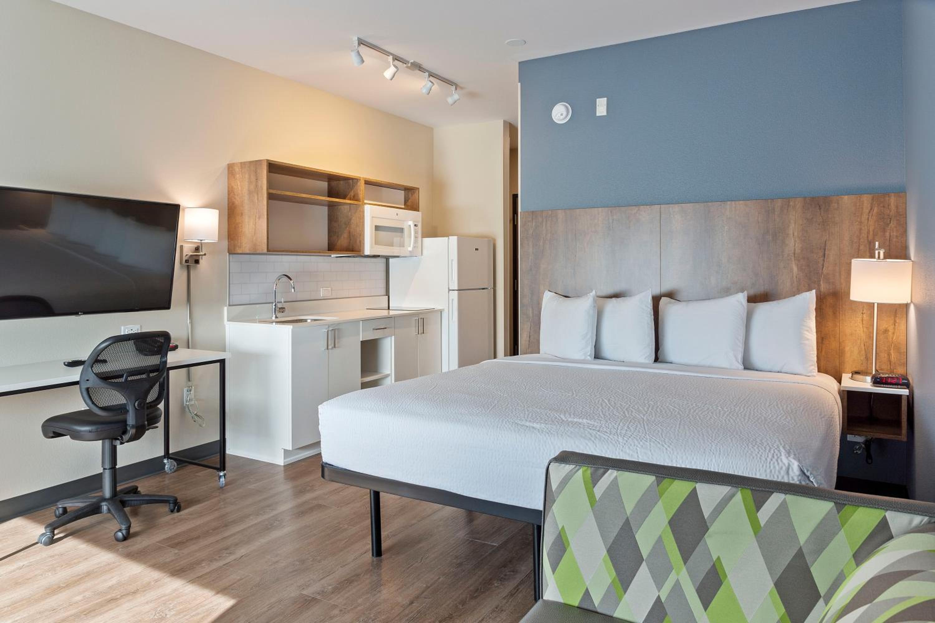 Deluxe Studio with 1 King Bed - Non-Smoking - Photo 9