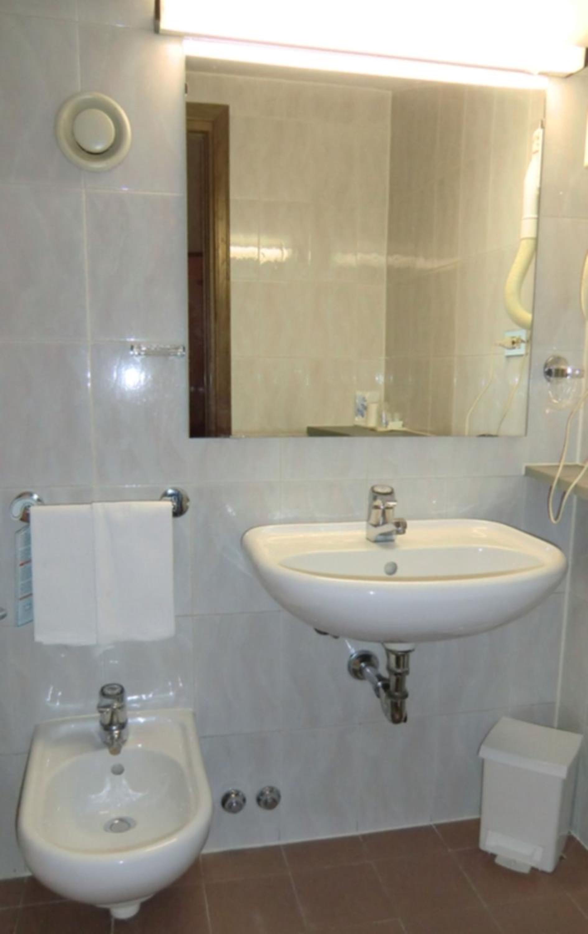 Double or Twin Room - Photo 11