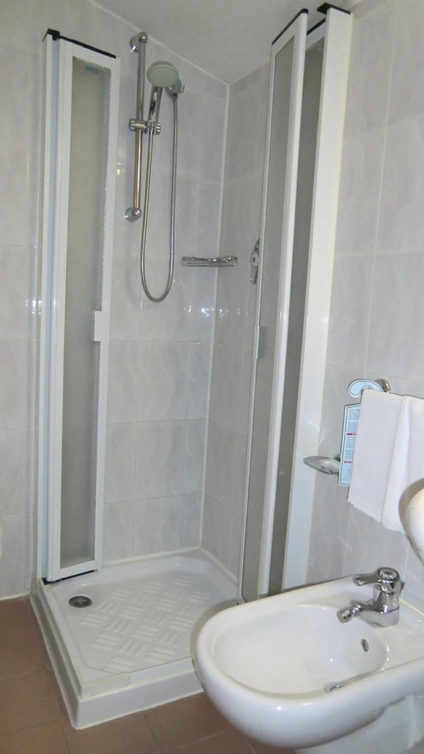 Double or Twin Room - Photo 13