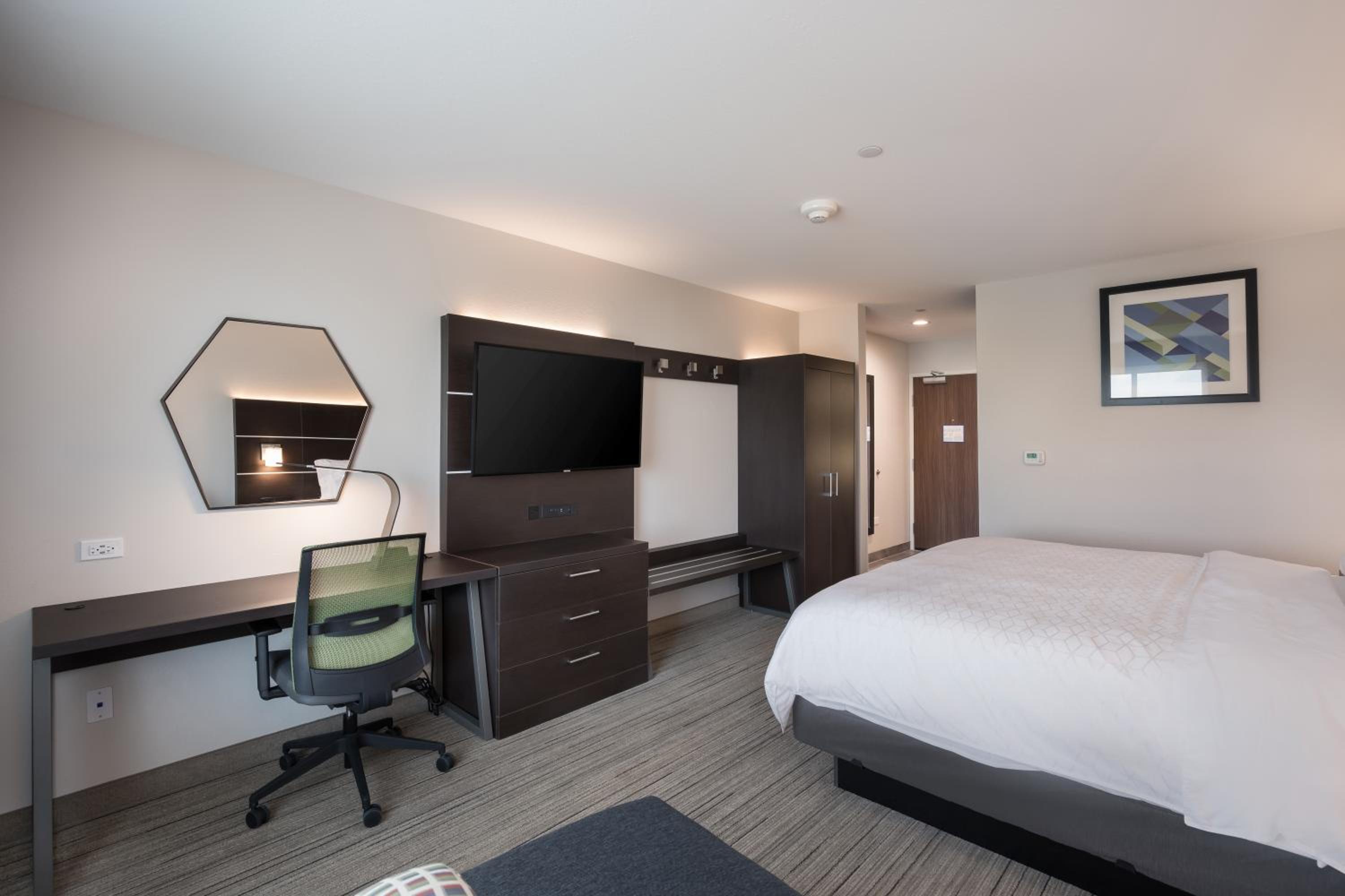 Standard King Room - Photo 3