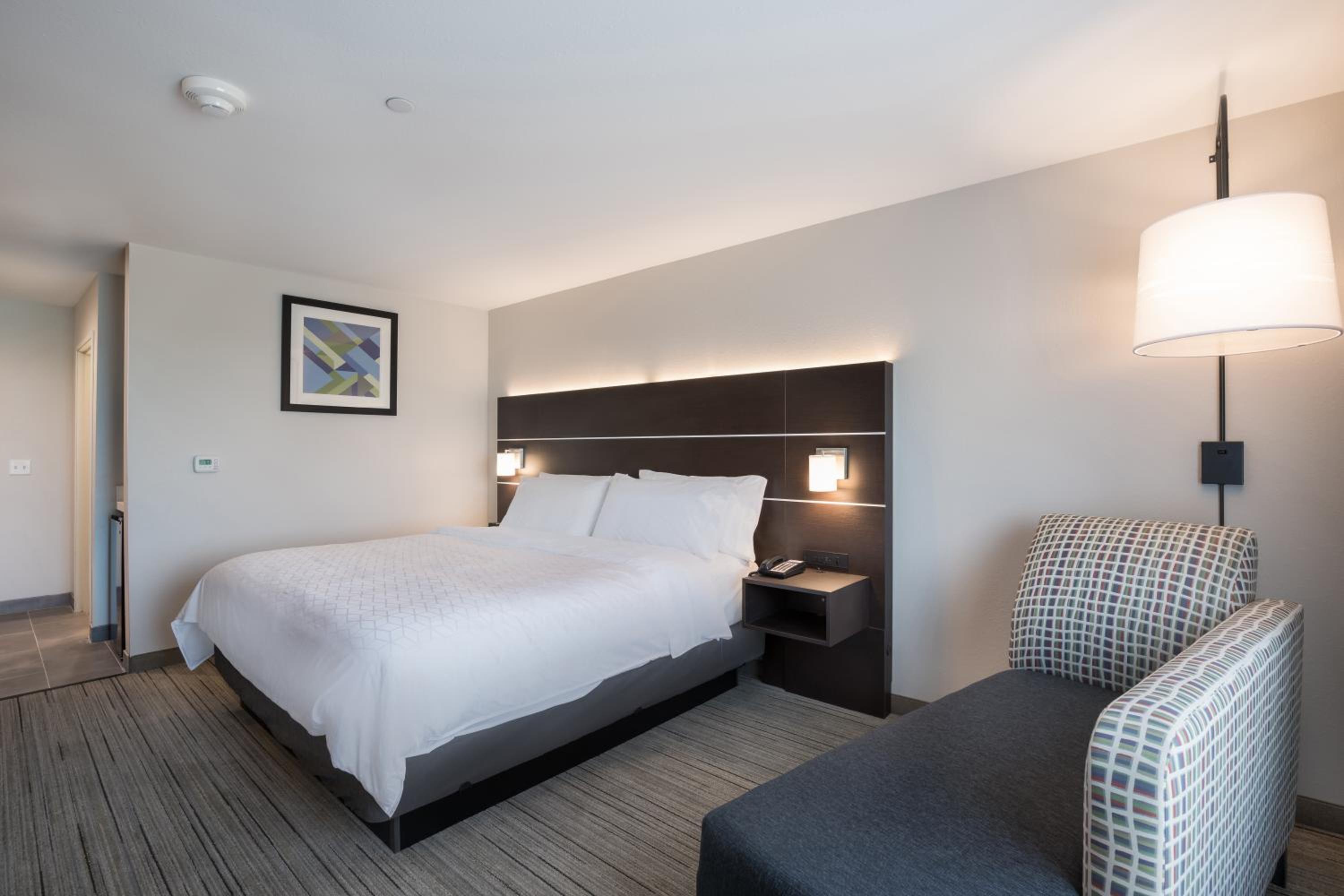 Standard King Room - Photo 4