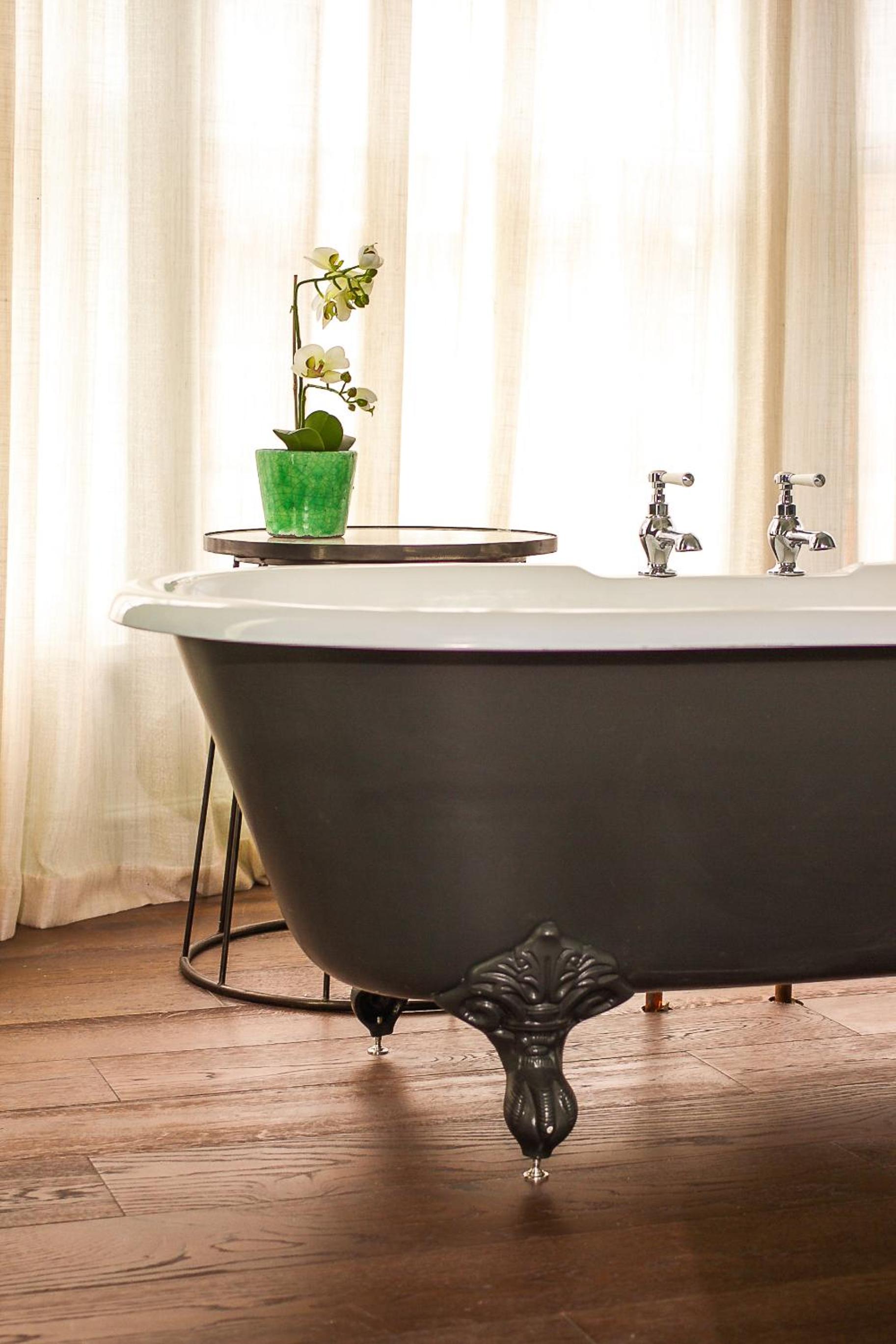 Deluxe King Suite photo 3