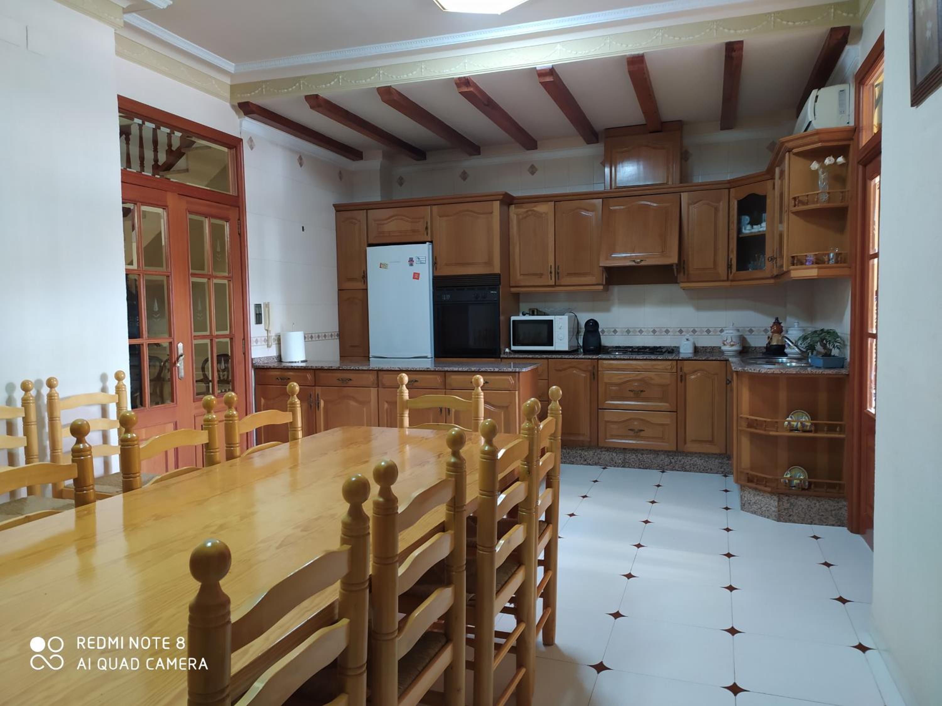 Six-Bedroom House - Photo 33
