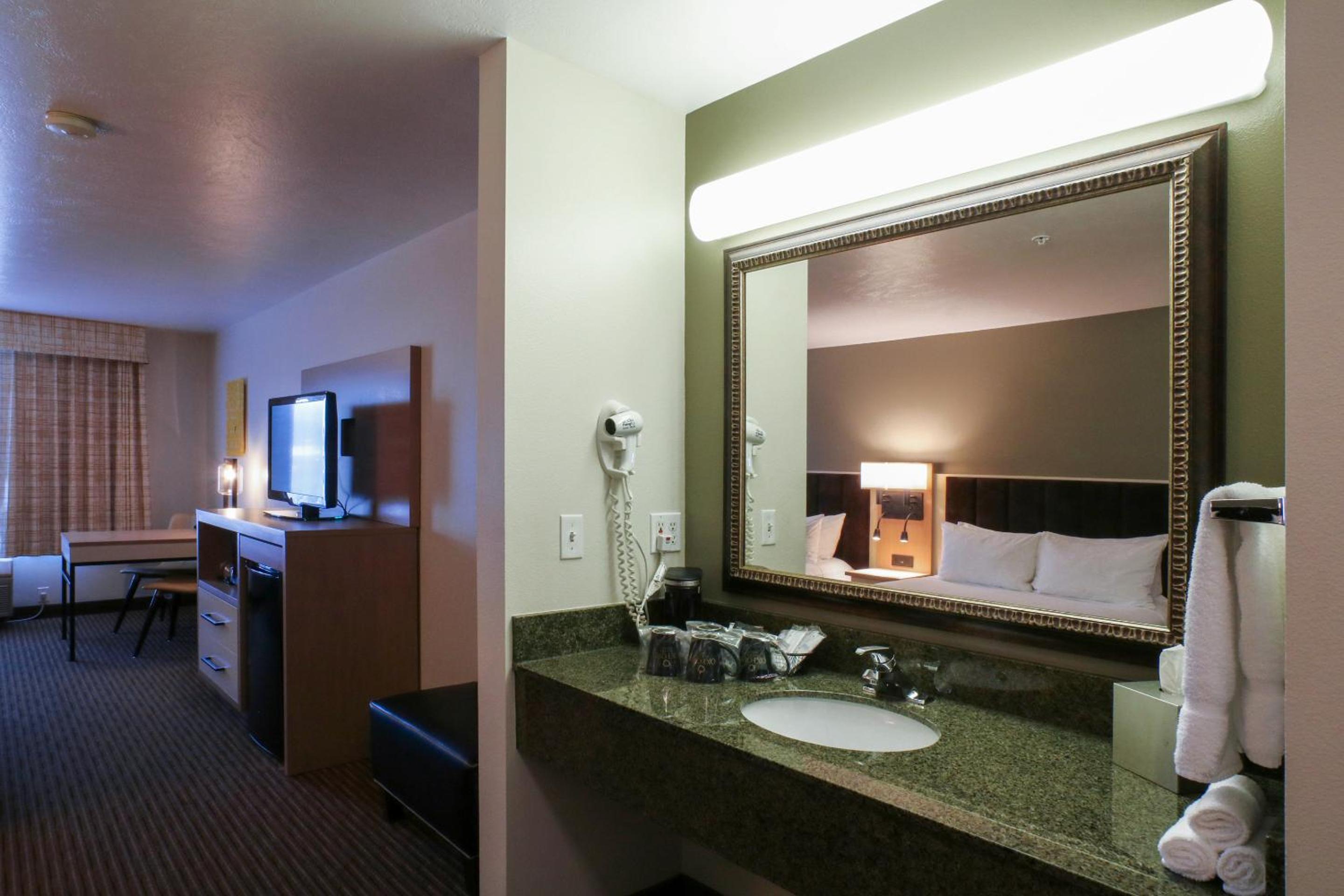 2 Queen Suite photo 2