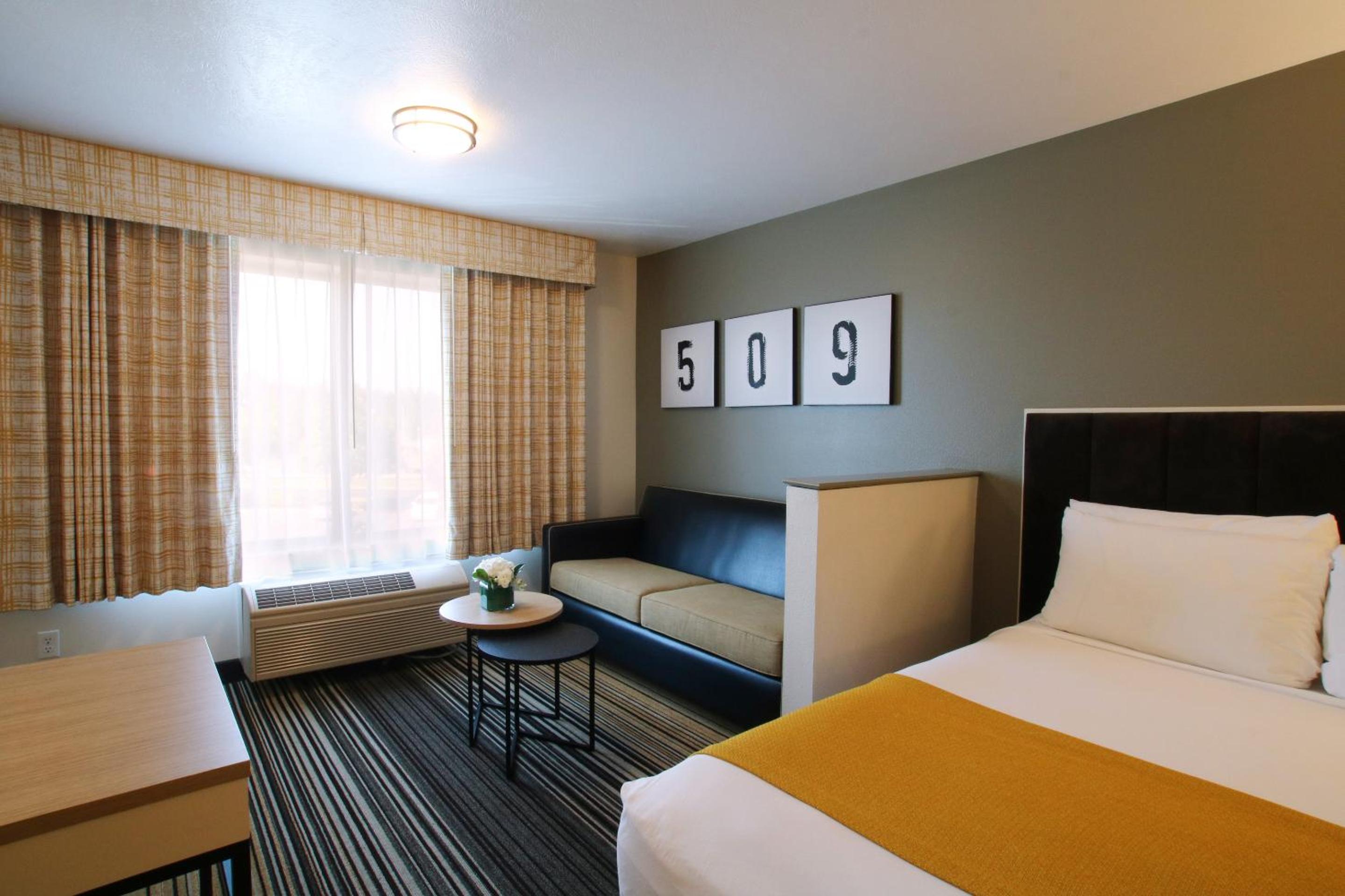 Two Room Family Suite 1 King 2 Queen photo 2