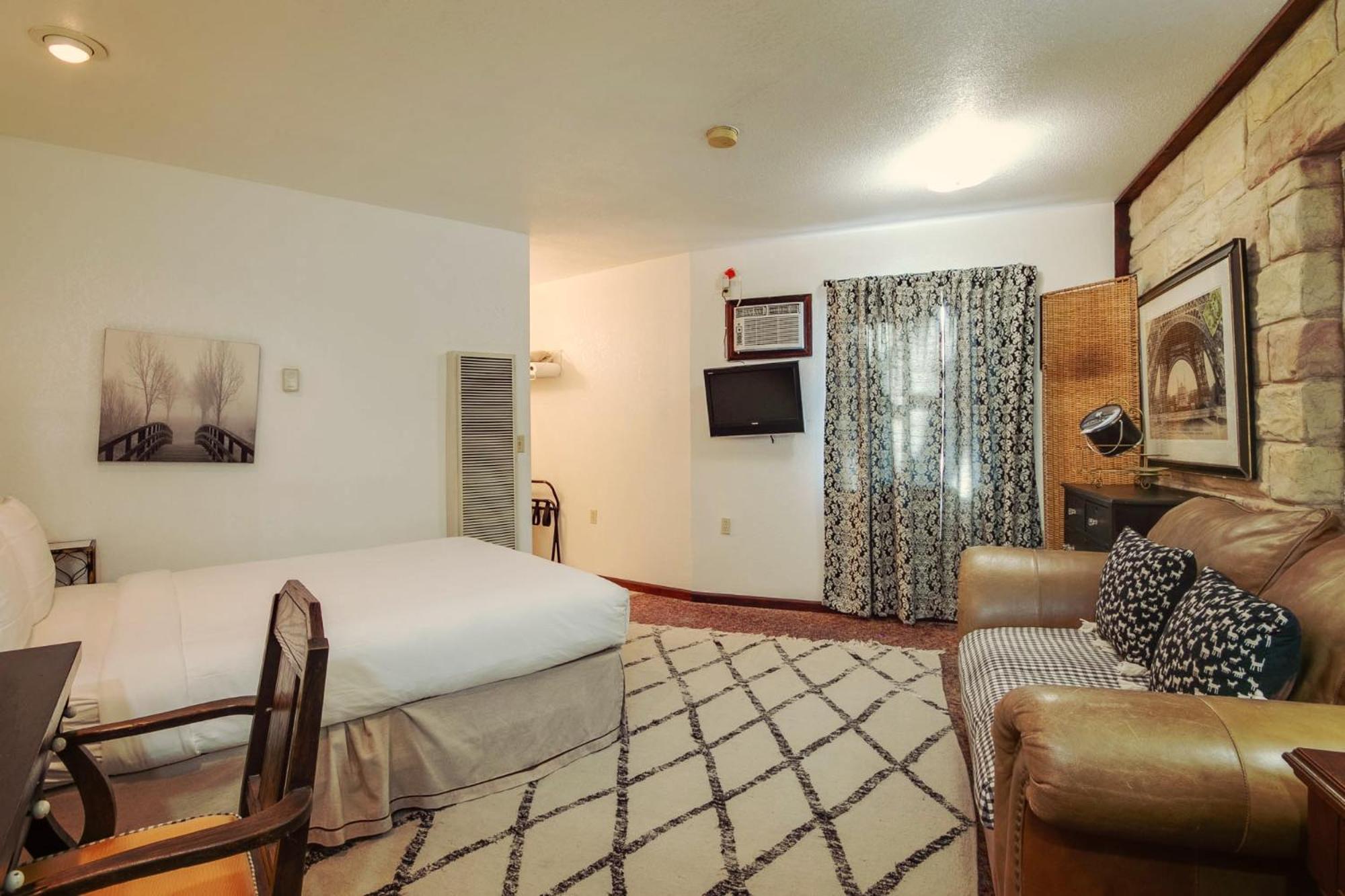 Queen Room photo 2