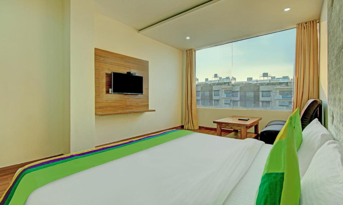 [Sanitized] Deluxe Double Room photo 3