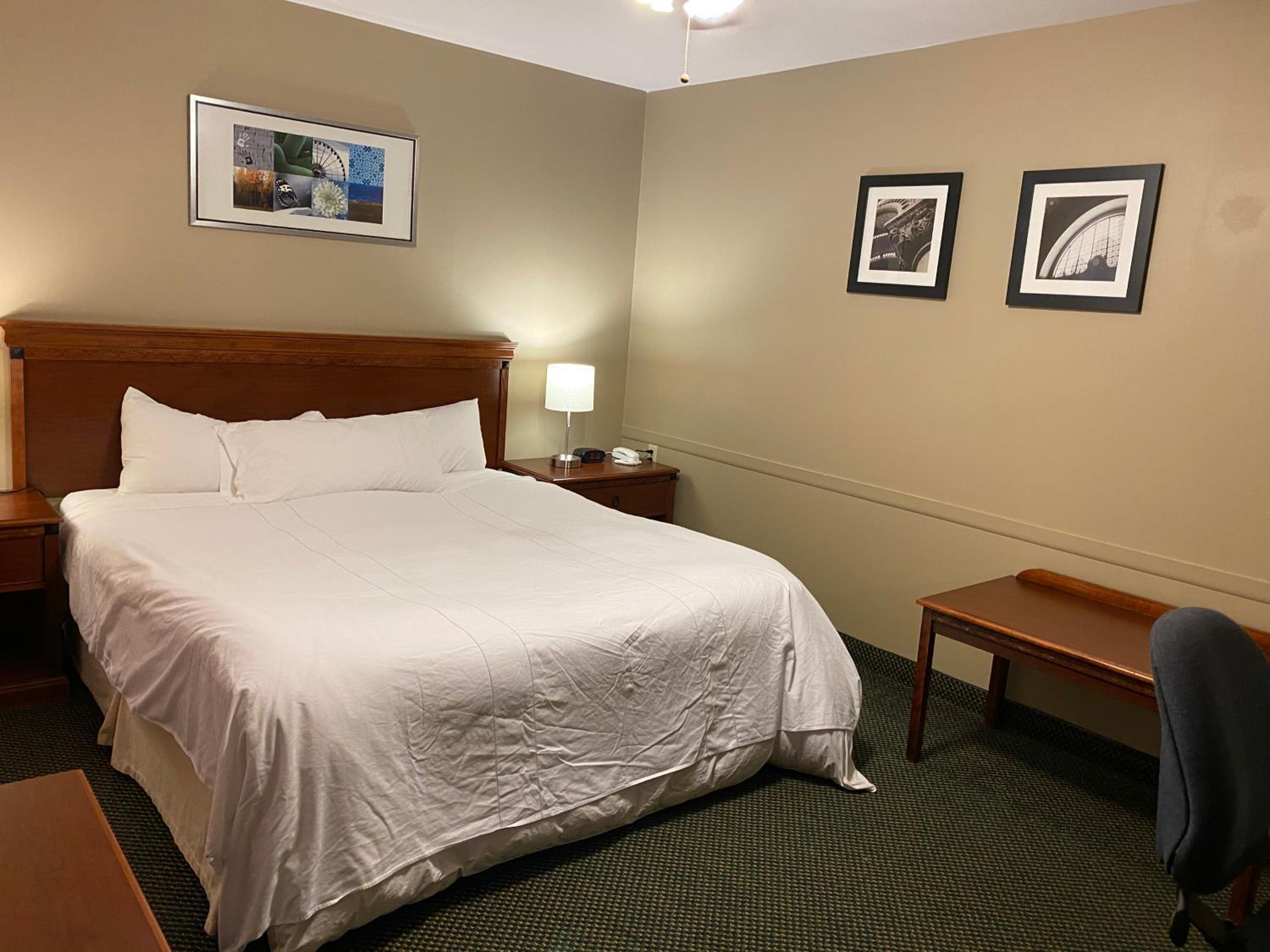 King Room - Non-Smoking photo 2
