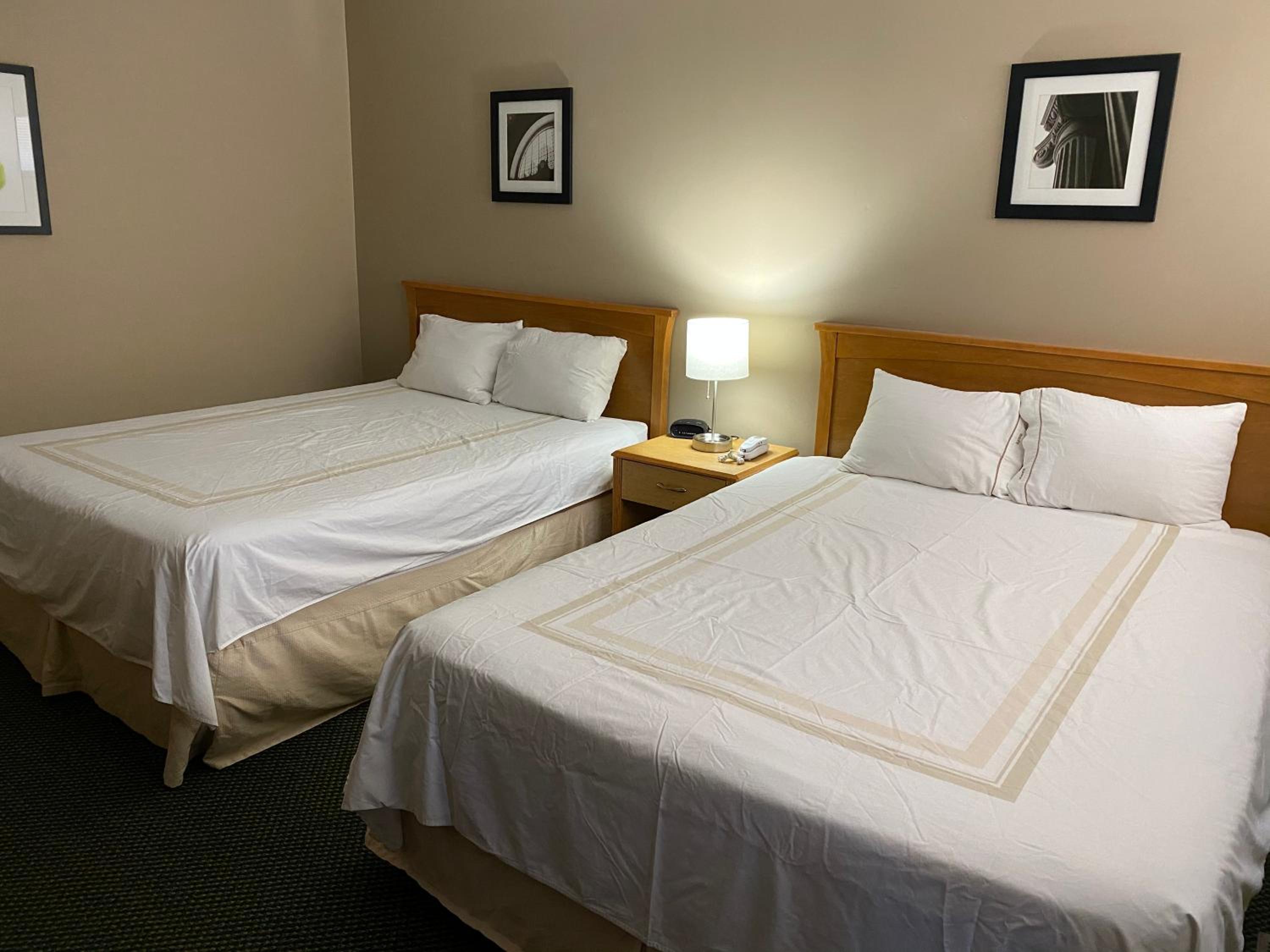 Queen Room with Two Queen Beds - Non-Smoking photo 2