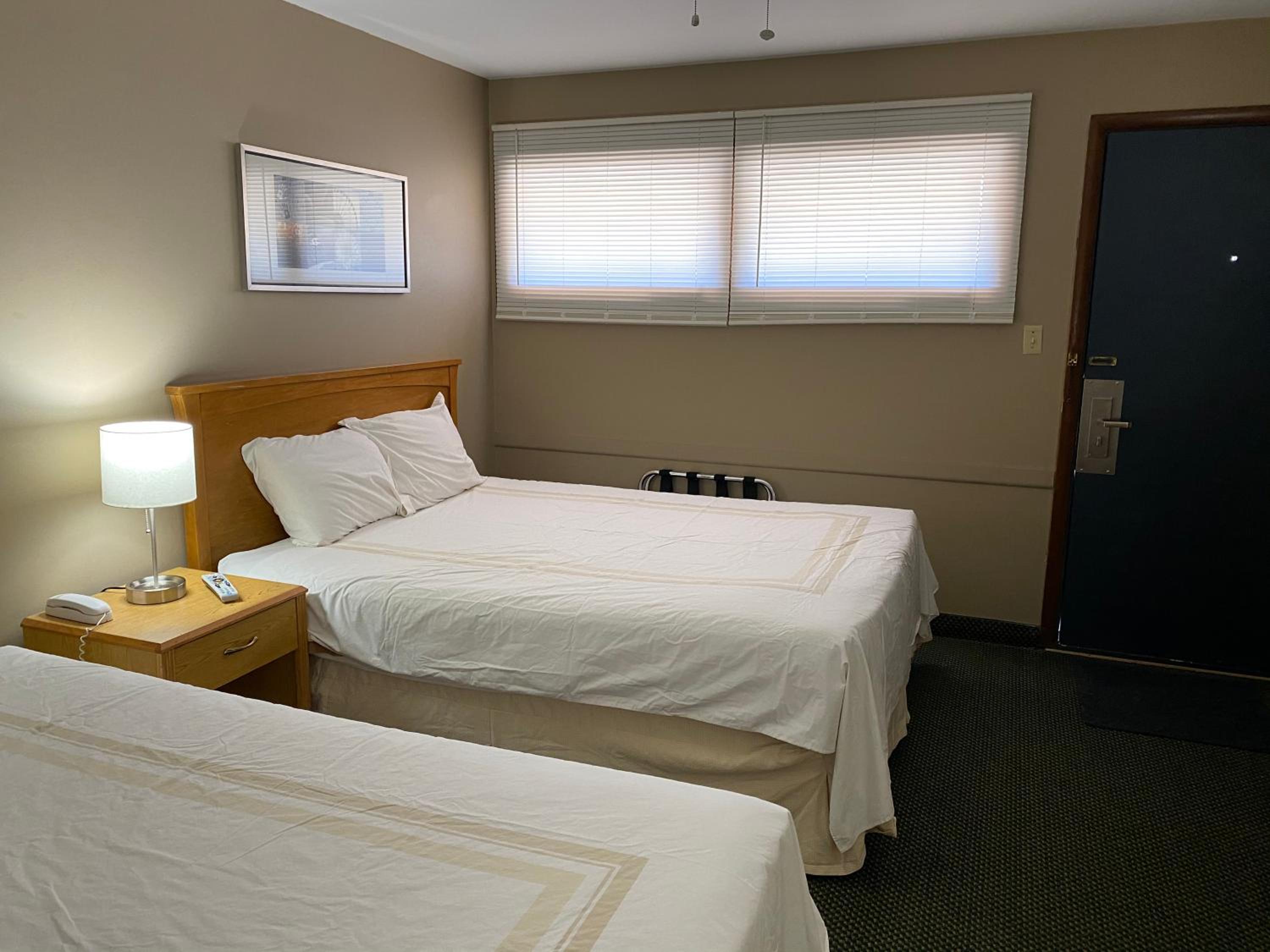 Queen Room with Two Queen Beds - Non-Smoking photo 3