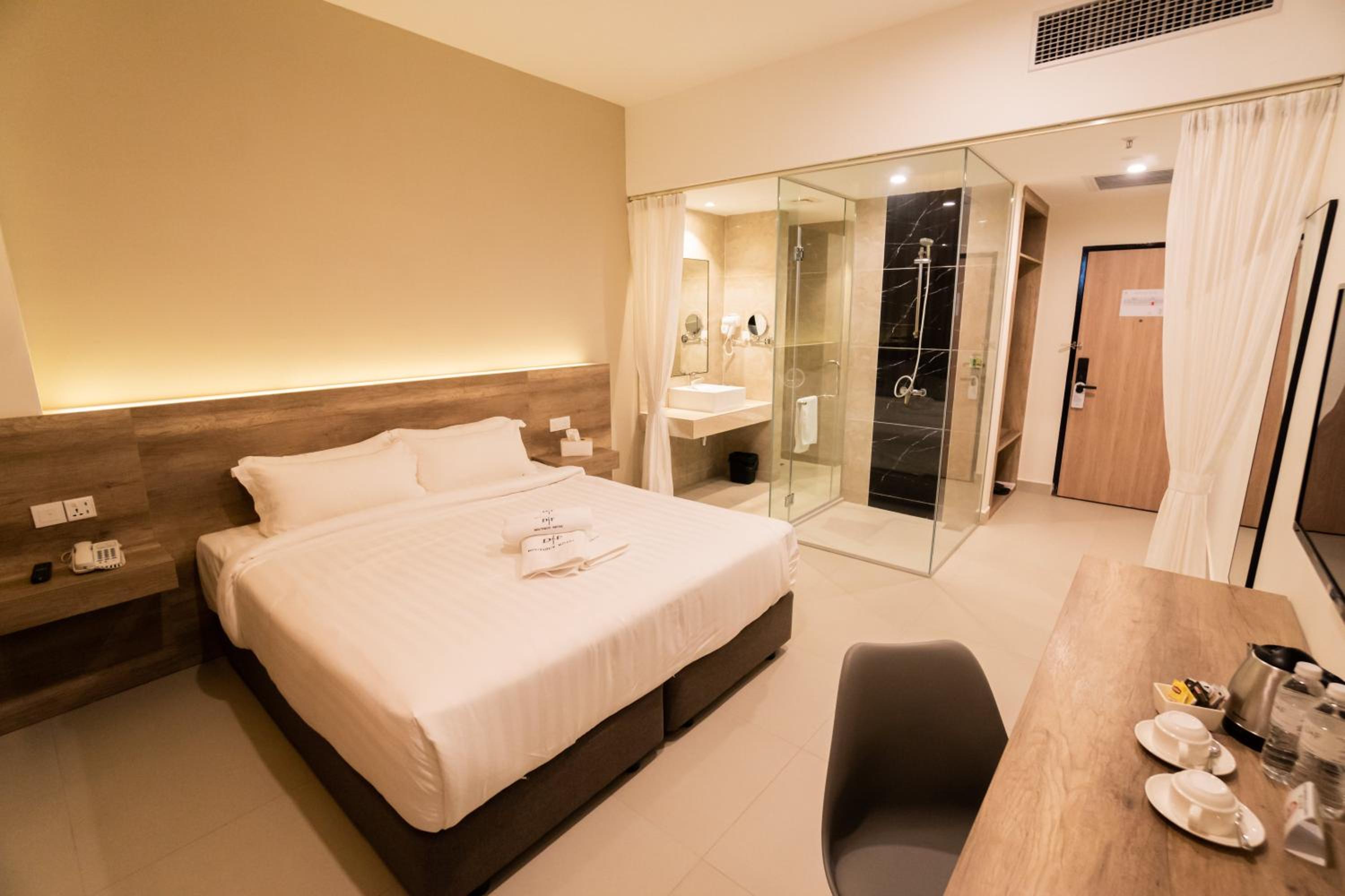 Deluxe King Room - Photo 7