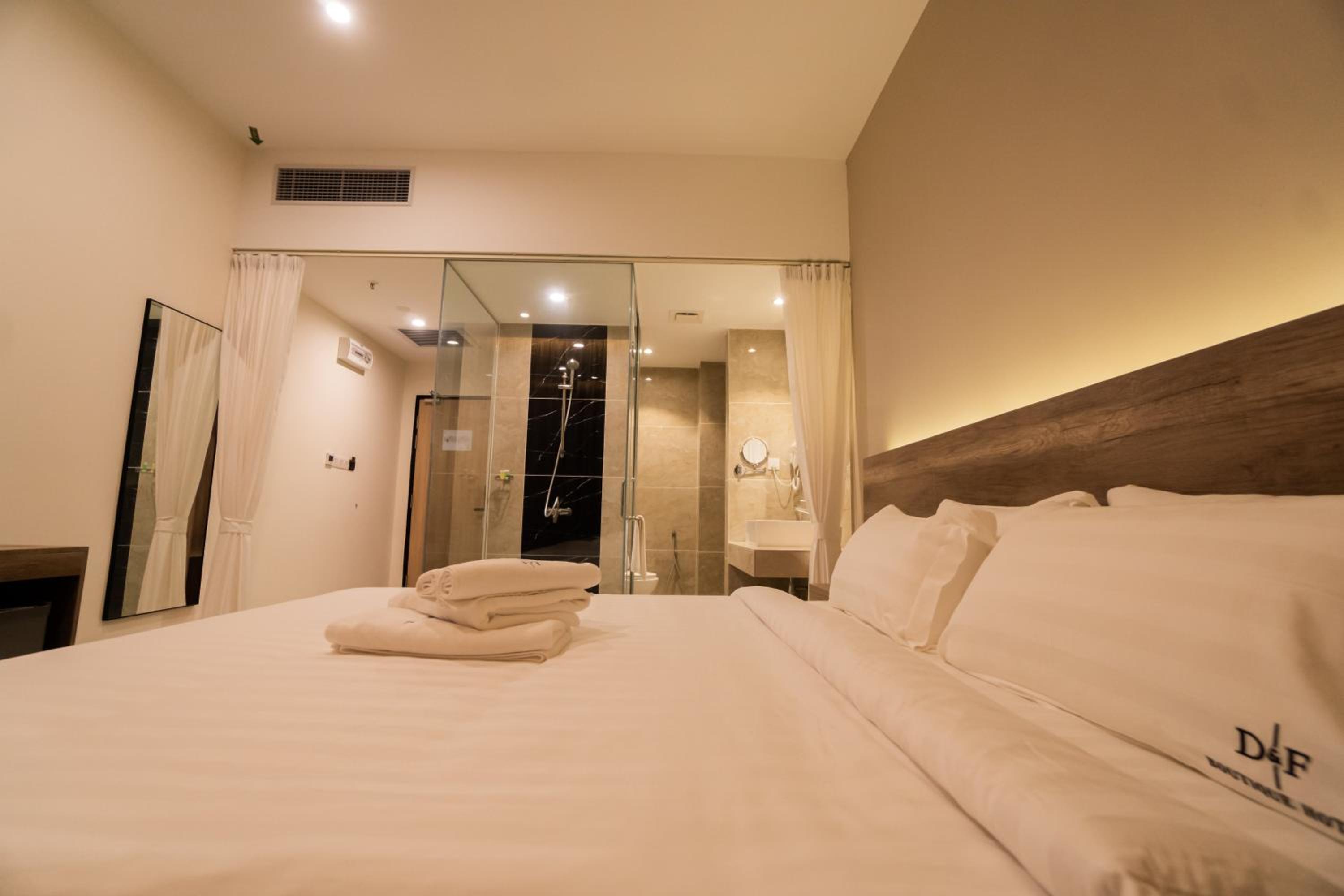 Deluxe King Room - Photo 2