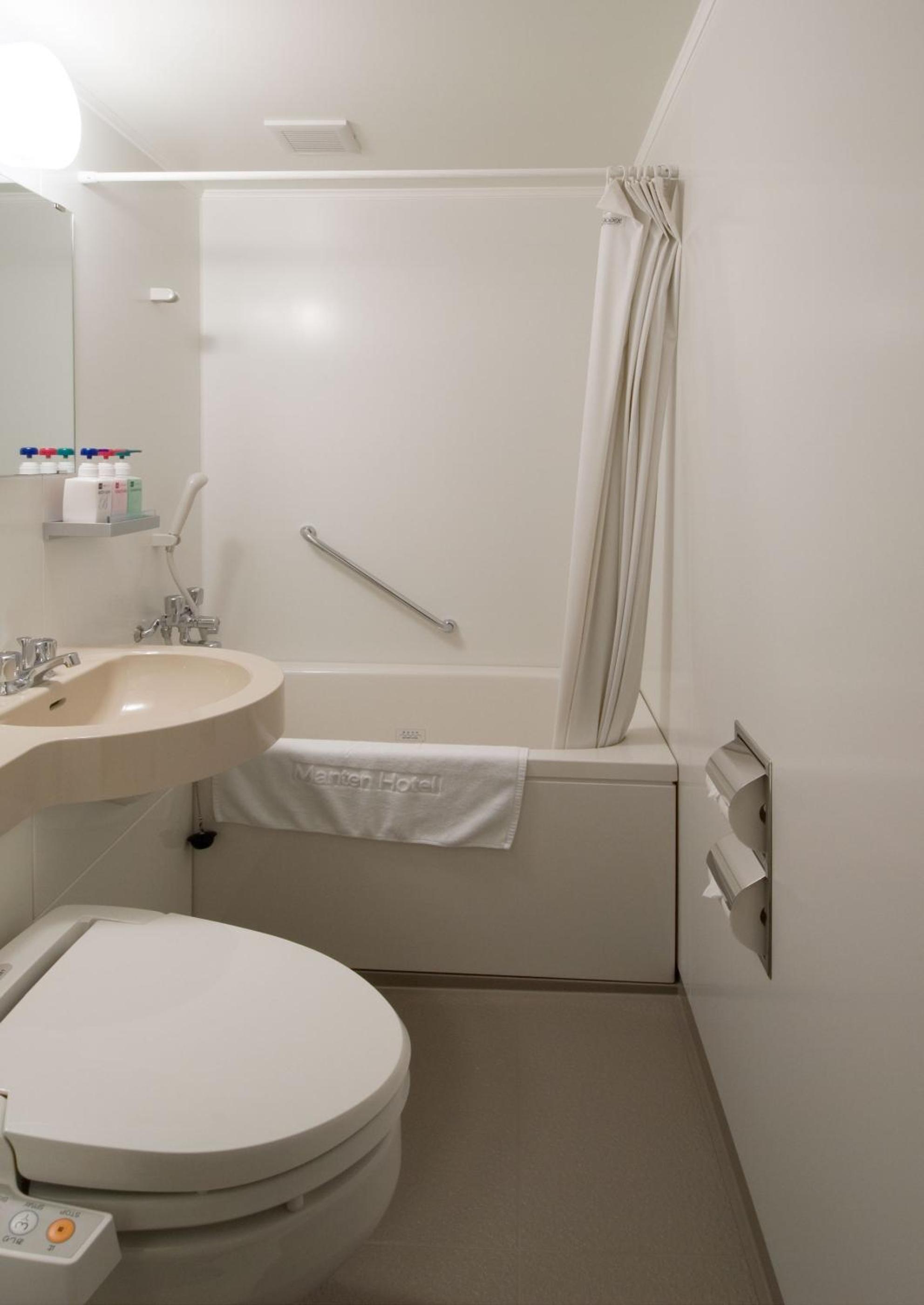 Twin Room - Non-Smoking photo 2
