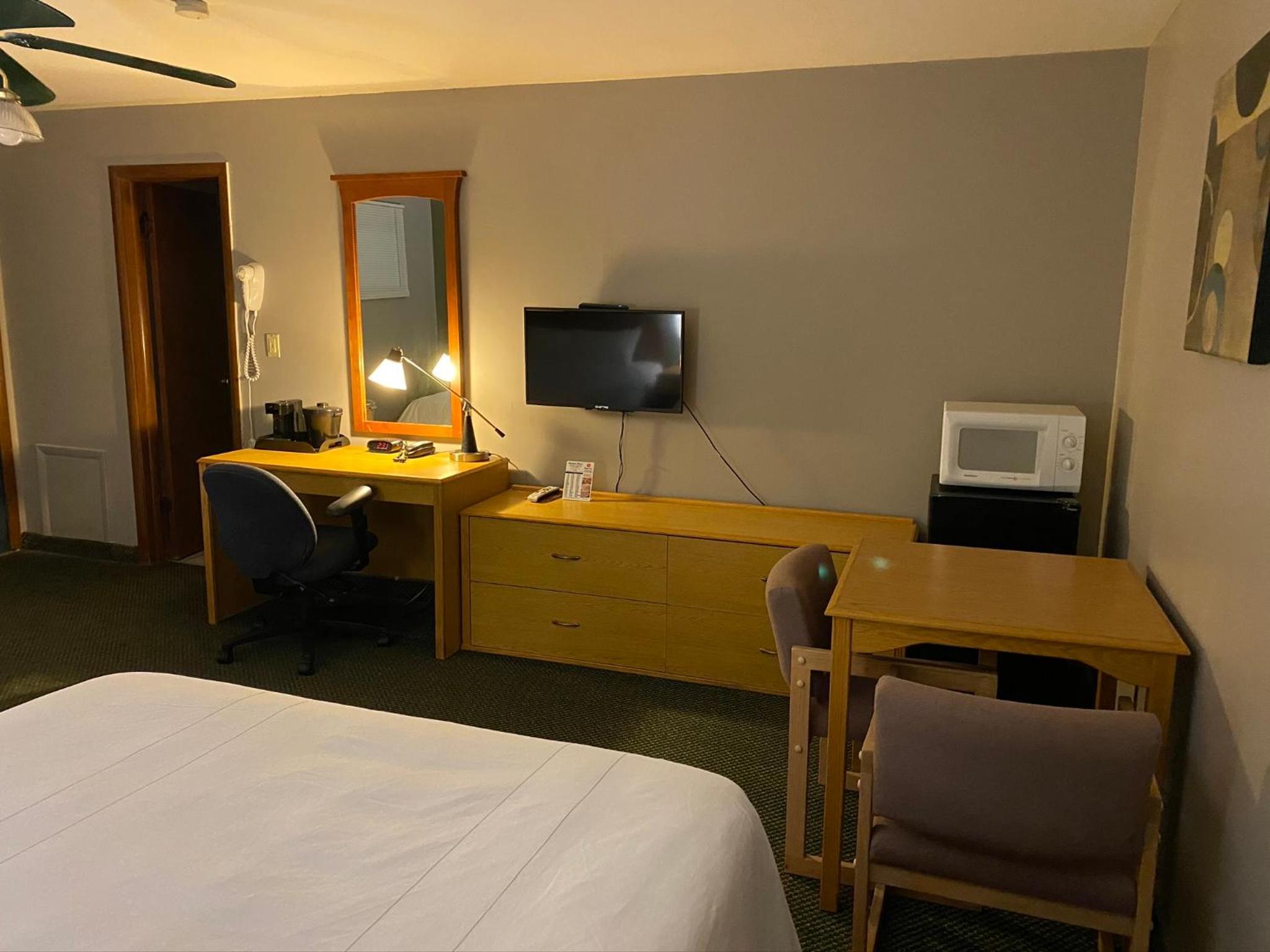 Queen Room with Two Queen Beds - Non-Smoking photo 1