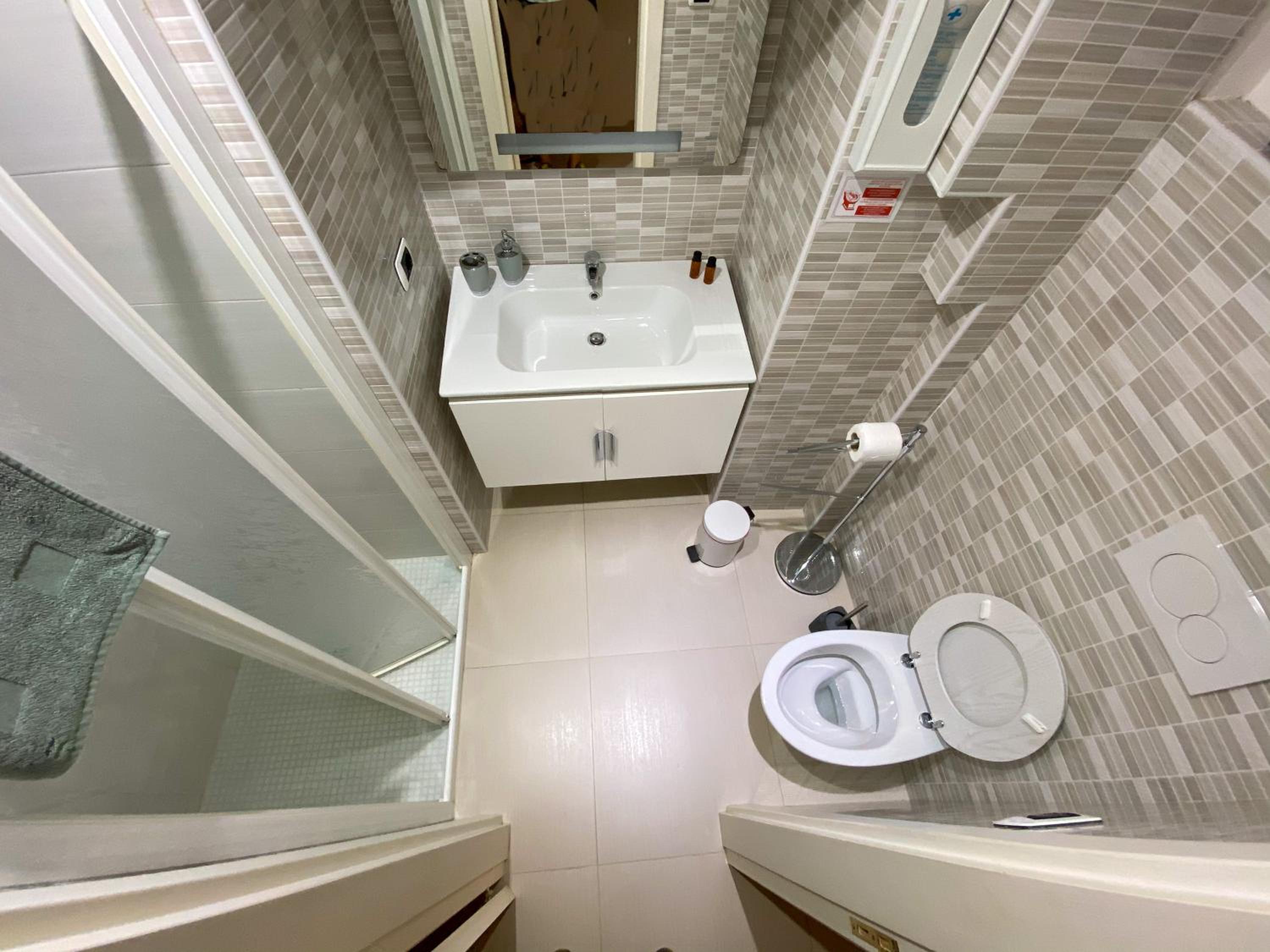 Quadruple Room with Private Bathroom - Photo 3