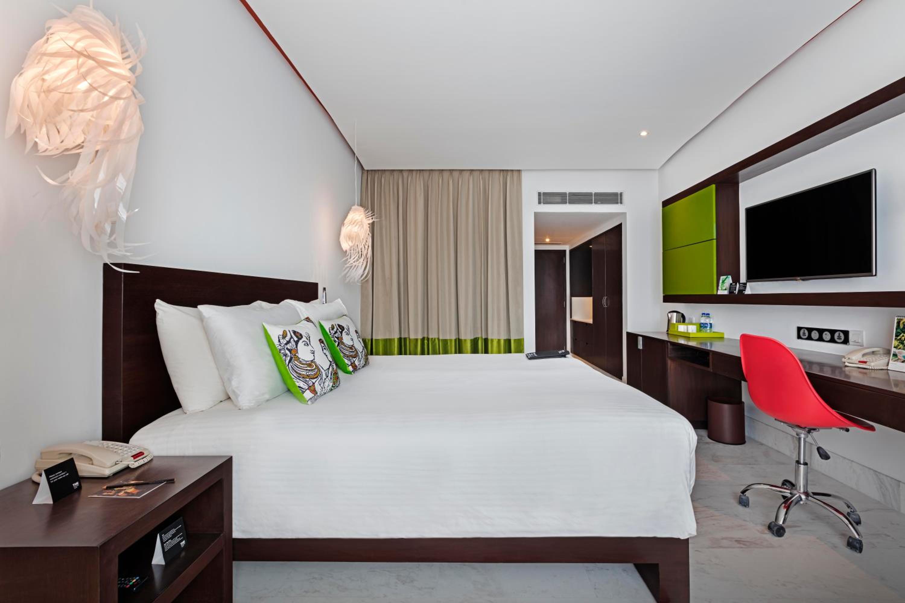 Luxury Queen Room with 10% discount on Airport Transfers and Spa service - Photo 2
