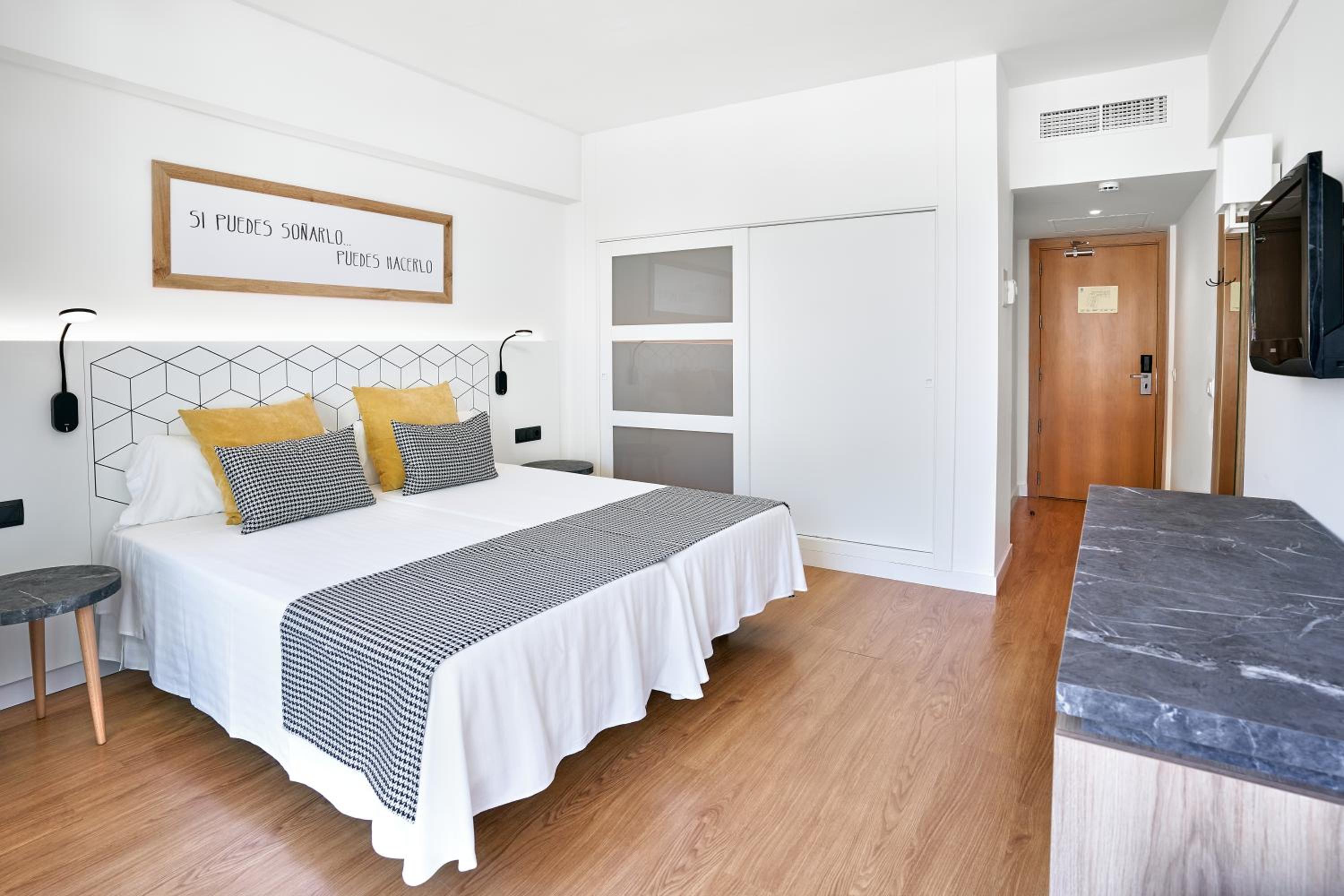 Habitación Triple con Vista al Mar y Acceso al Spa