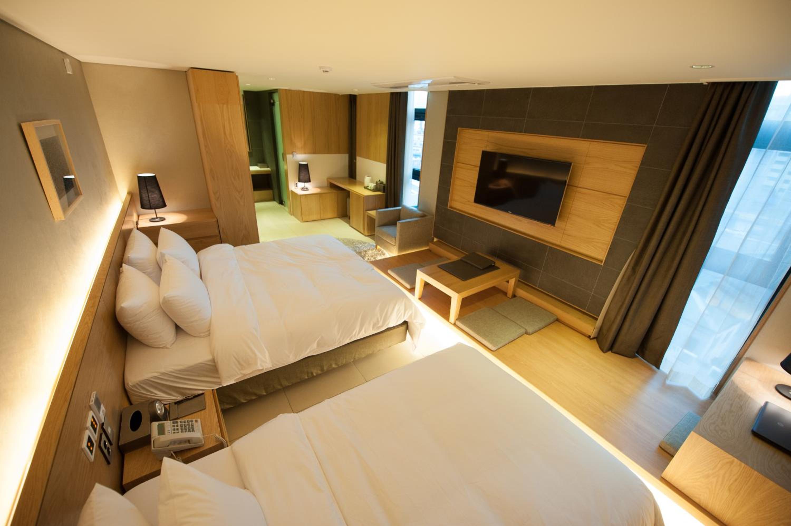 Deluxe Triple Room with Bath photo 2