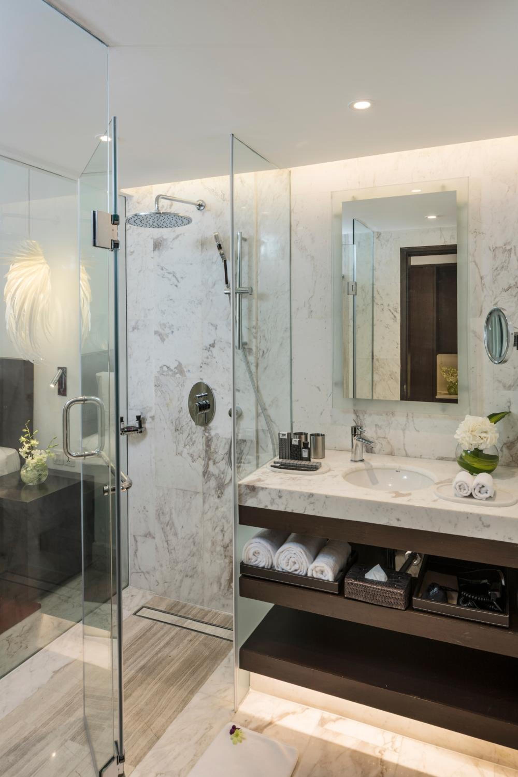 Luxury Queen Room with 10% discount on Airport Transfers and Spa service - Photo 3