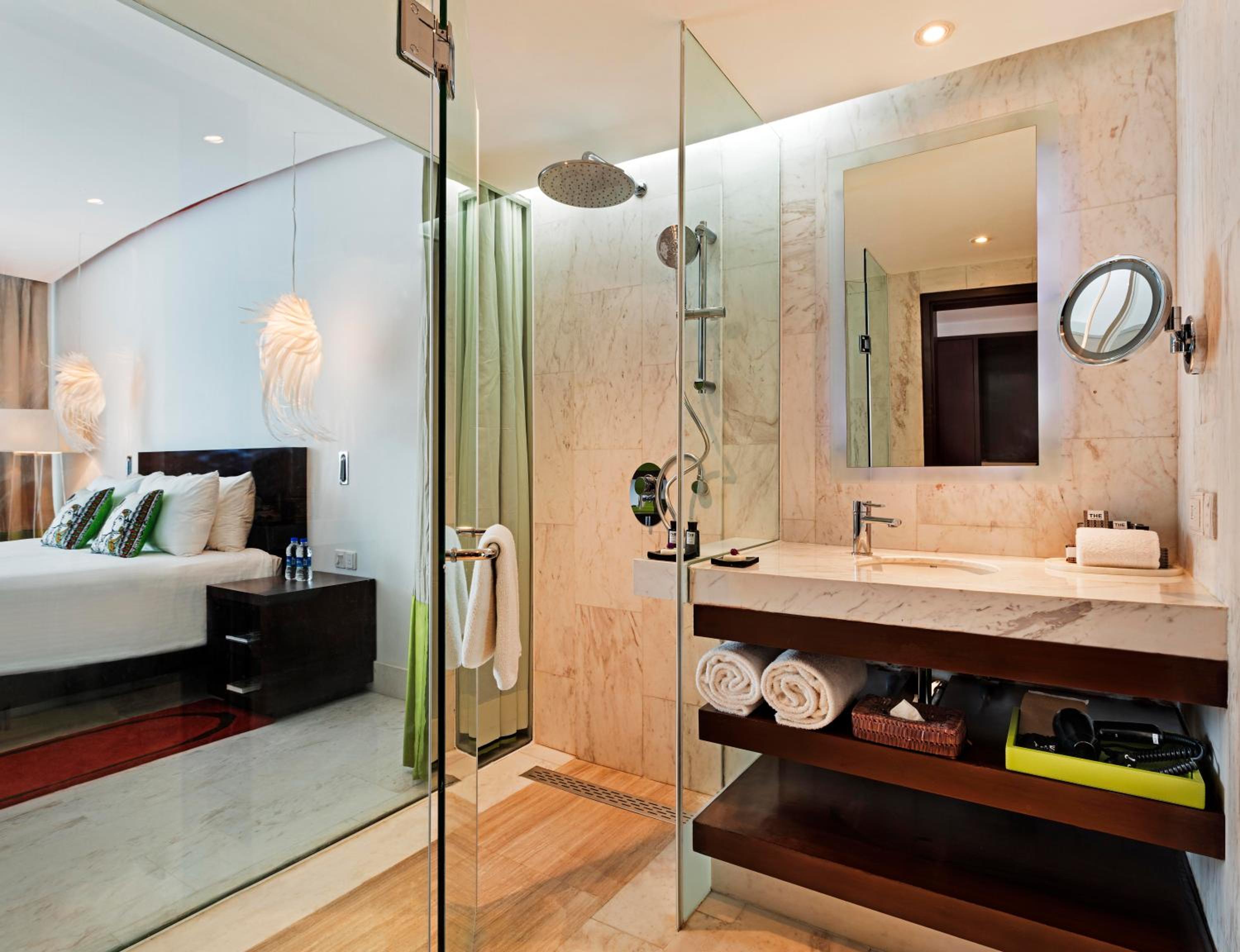 Deluxe Queen Room with 10% discount on Airport Transfers and Spa service - Photo 7