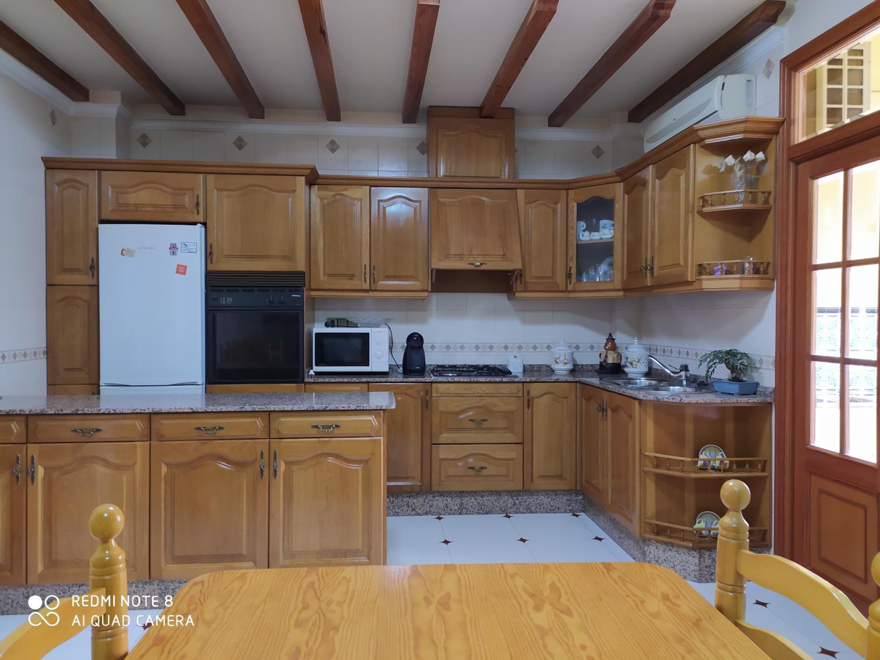 Six-Bedroom House - Photo 14