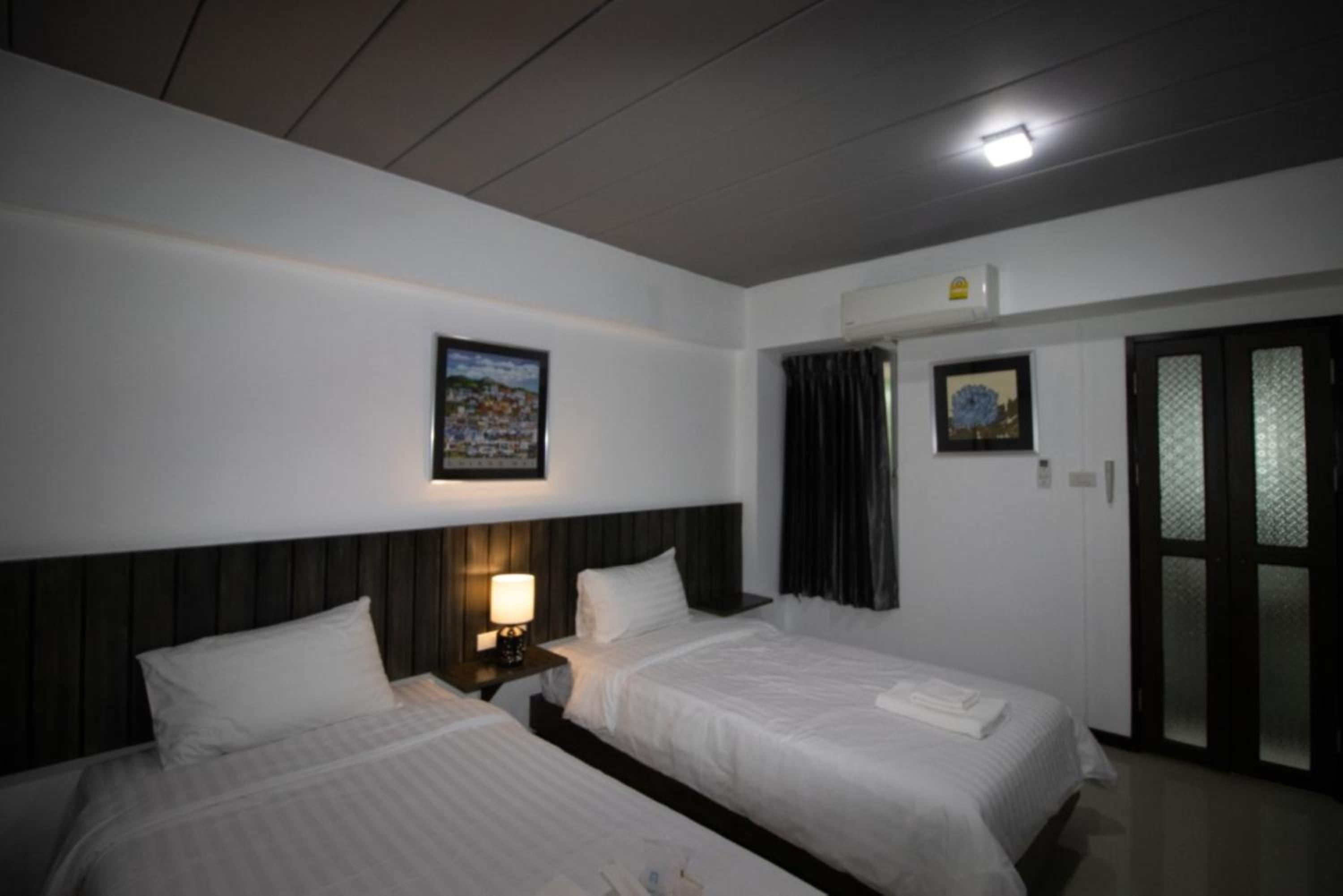 Standard Twin Room - Photo 11