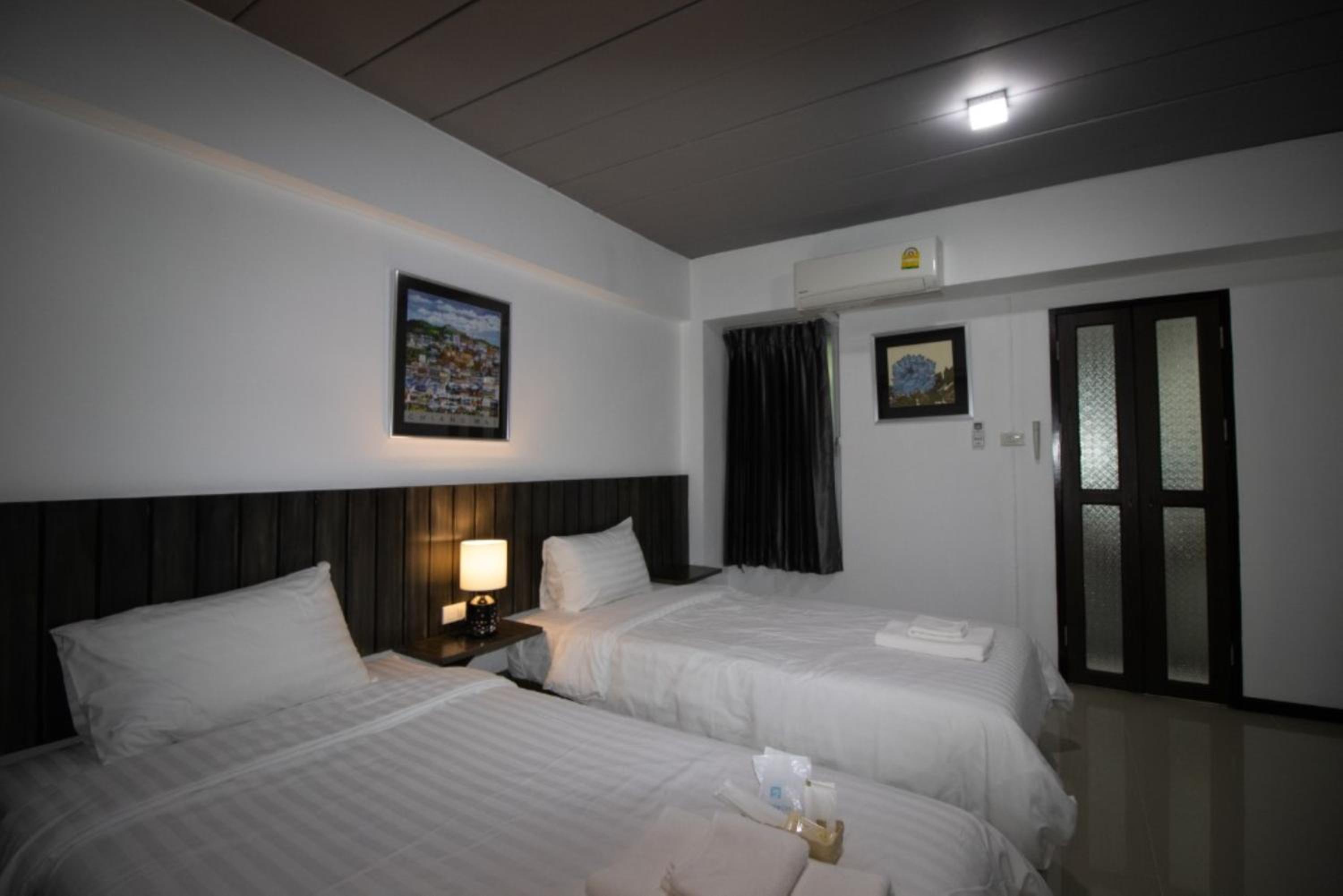 Standard Twin Room - Photo 10