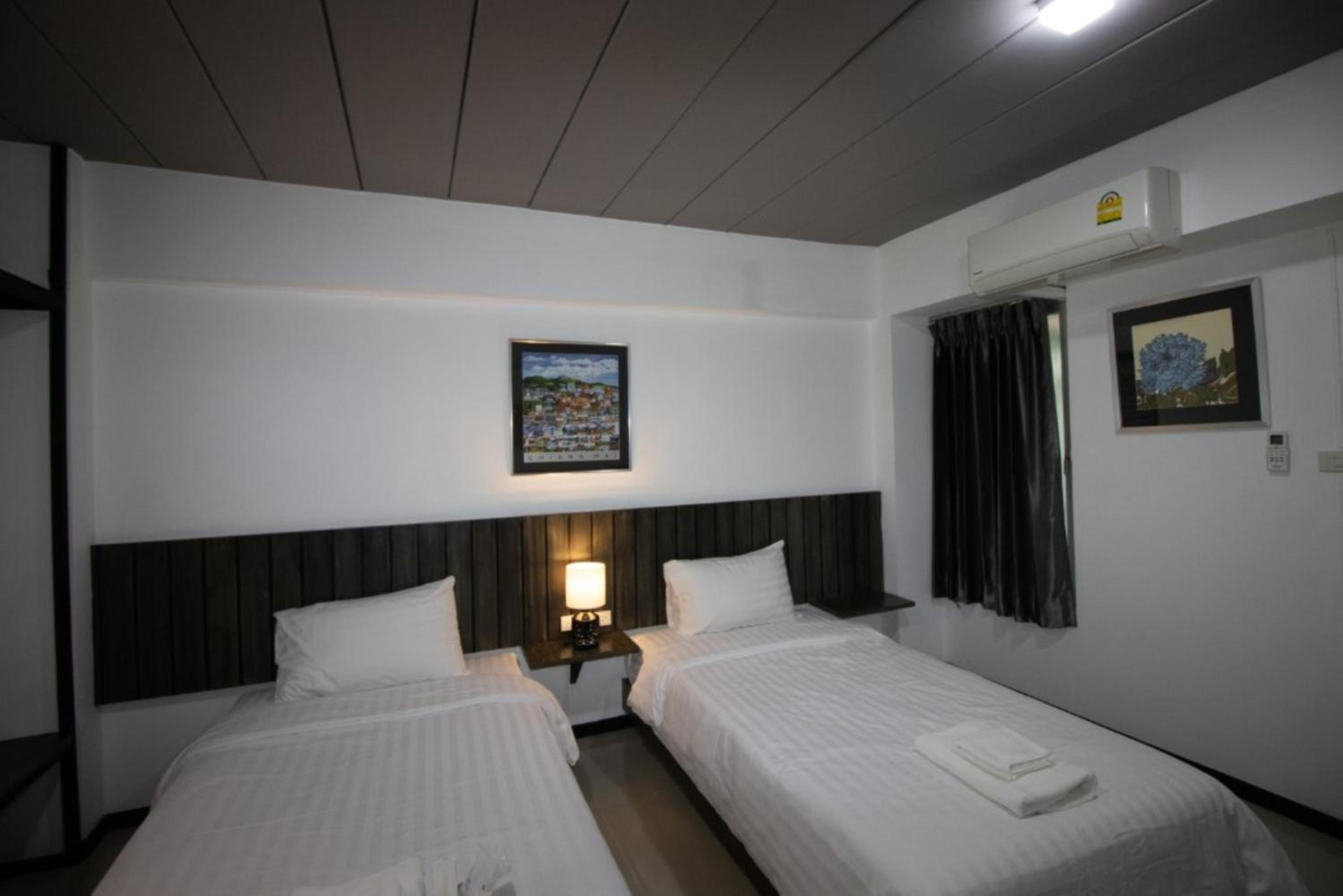 Standard Twin Room - Photo 9