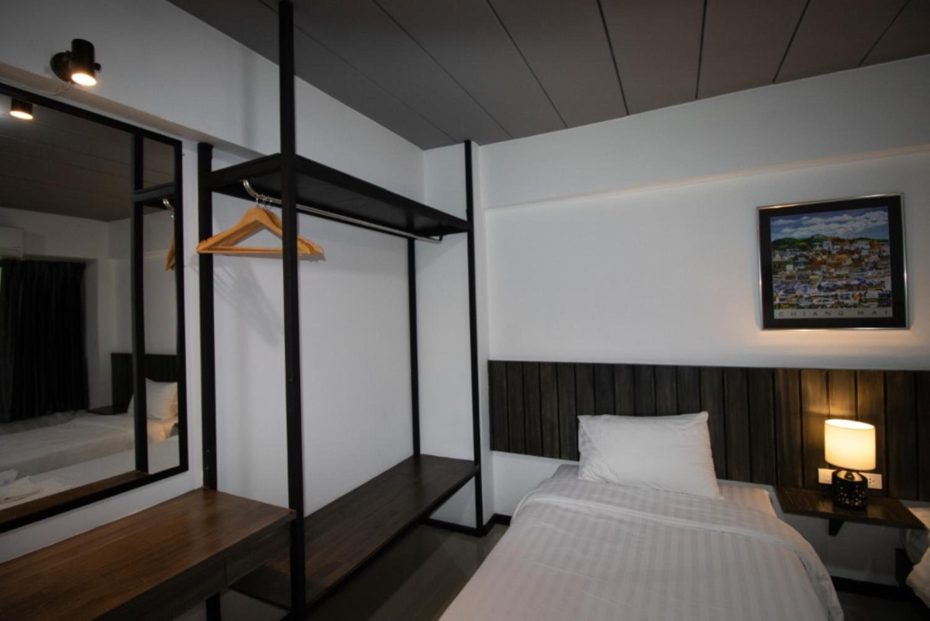 Standard Twin Room - Photo 8