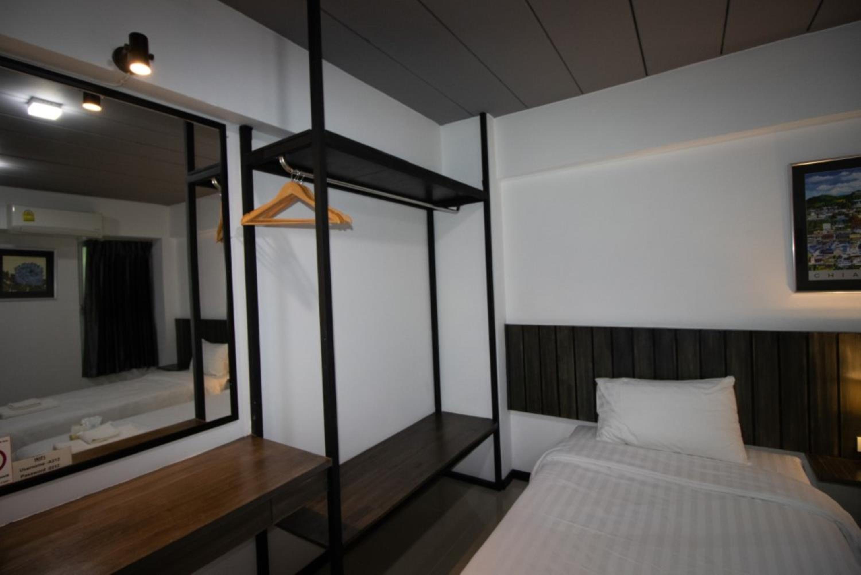 Standard Twin Room - Photo 7