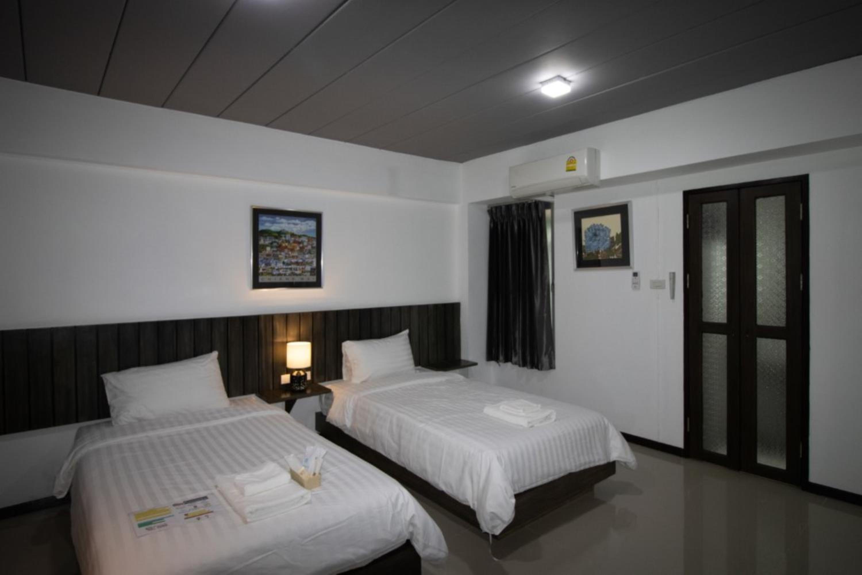 Standard Twin Room - Photo 4