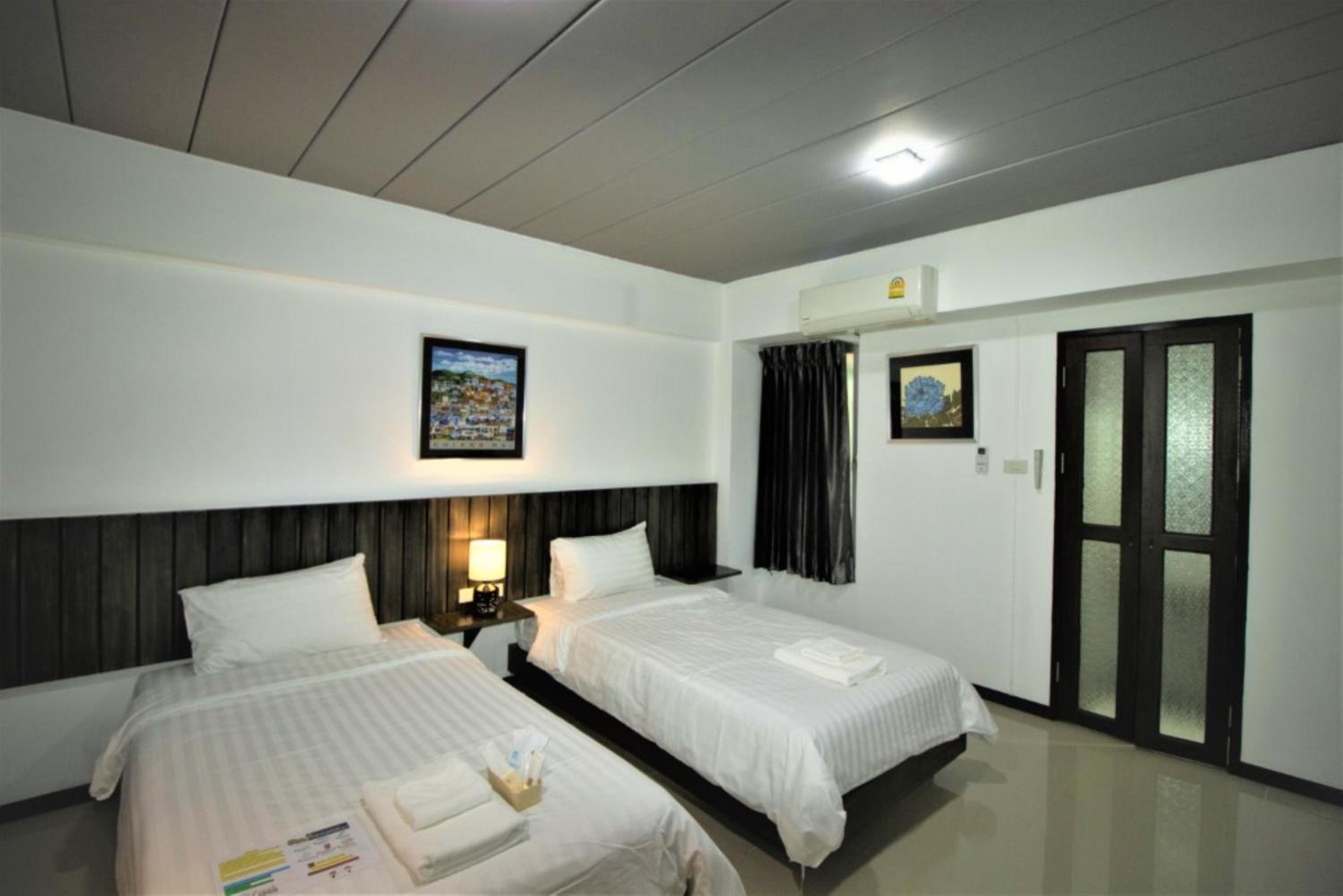 Standard Twin Room - Photo 13