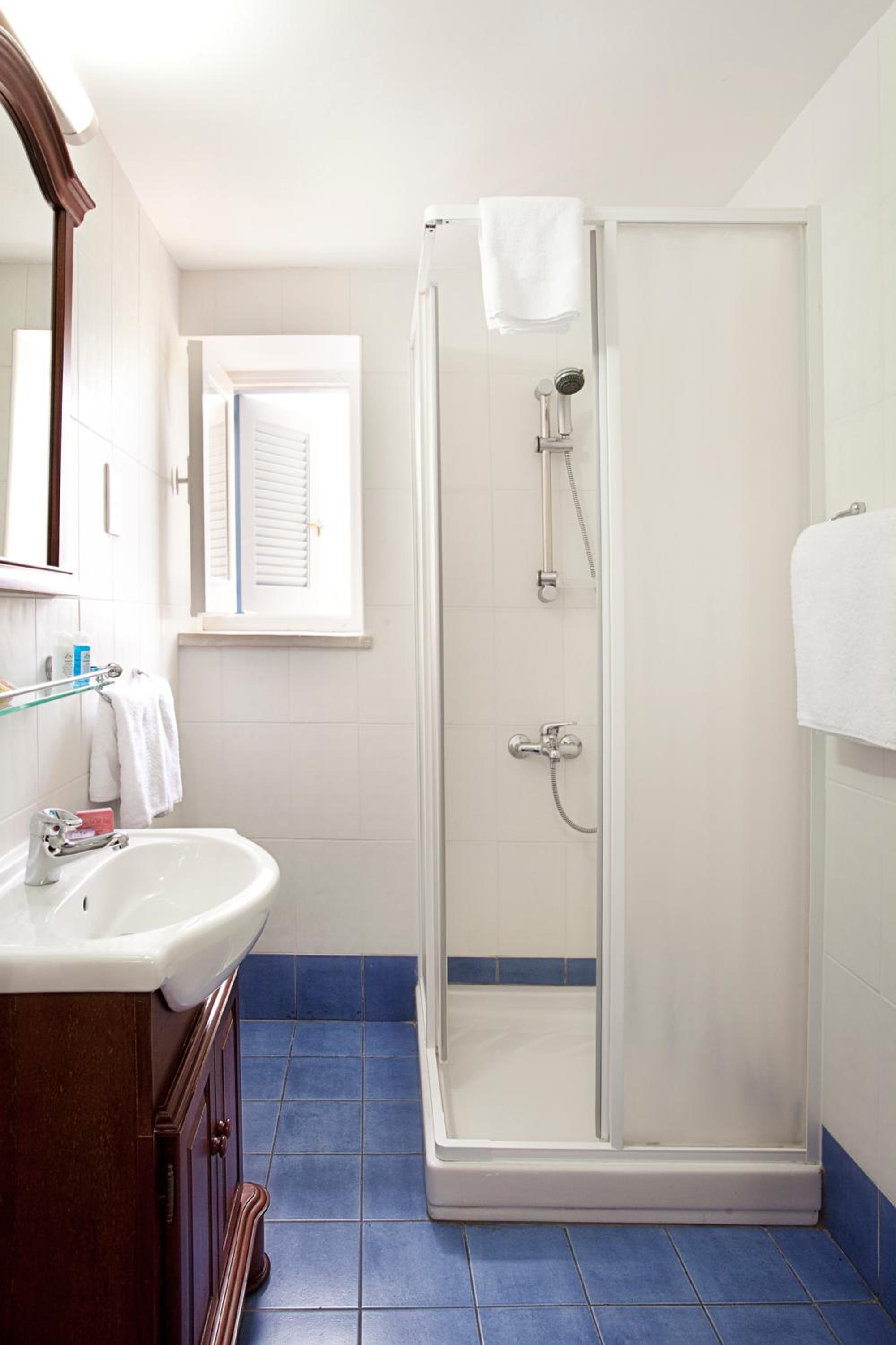 Standard Double Room - Photo 16