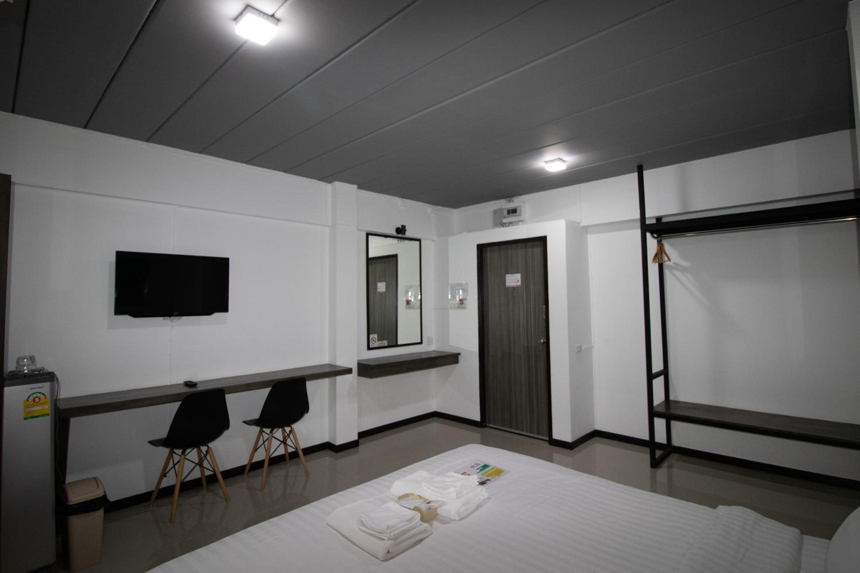 Standard Double Room - Photo 13