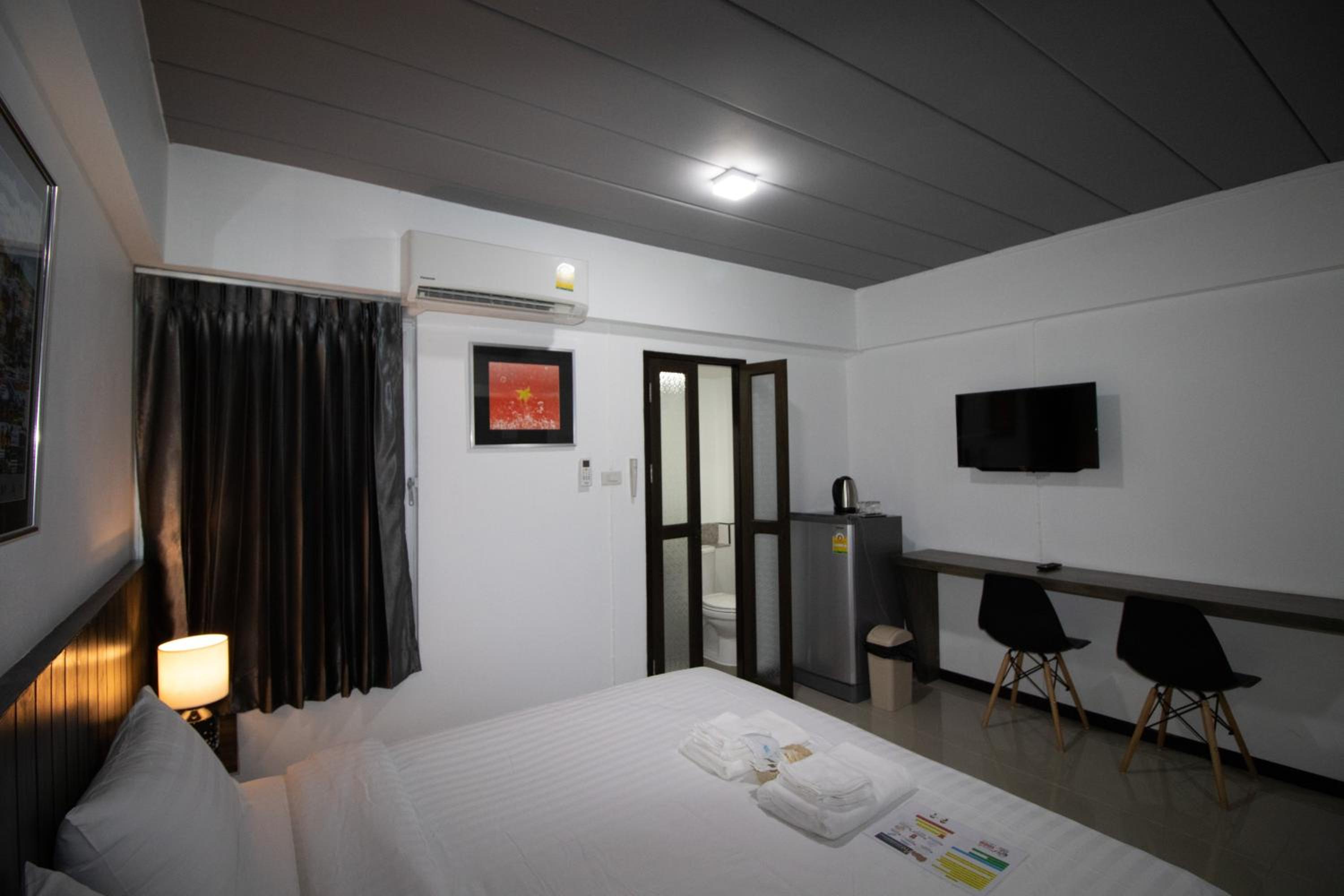 Standard Double Room - Photo 12