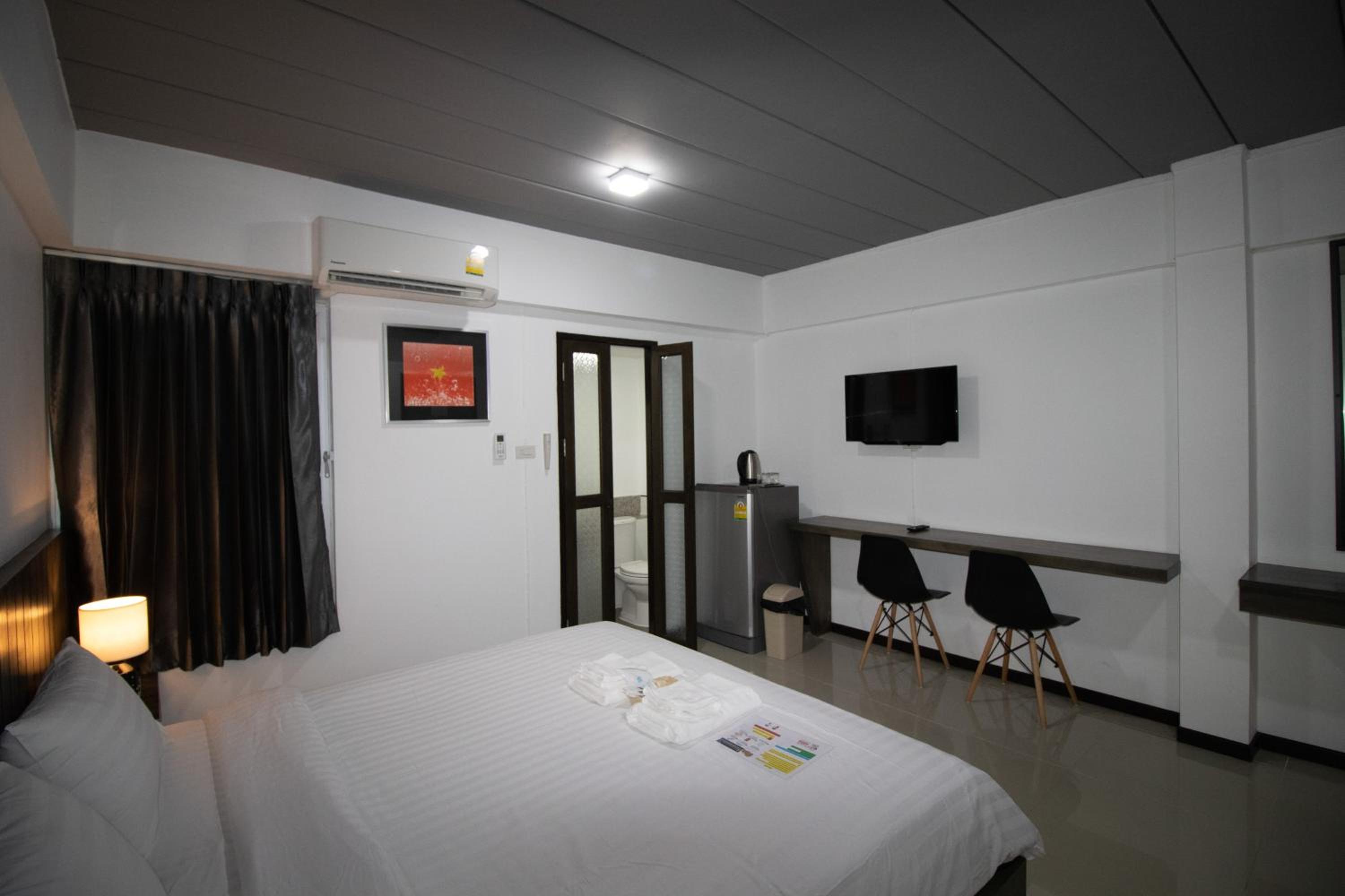 Standard Double Room - Photo 11