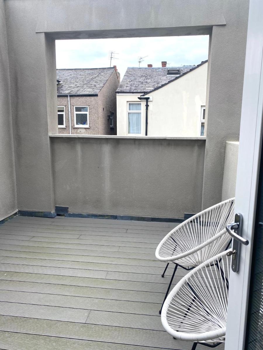 Apartment with Balcony photo 2
