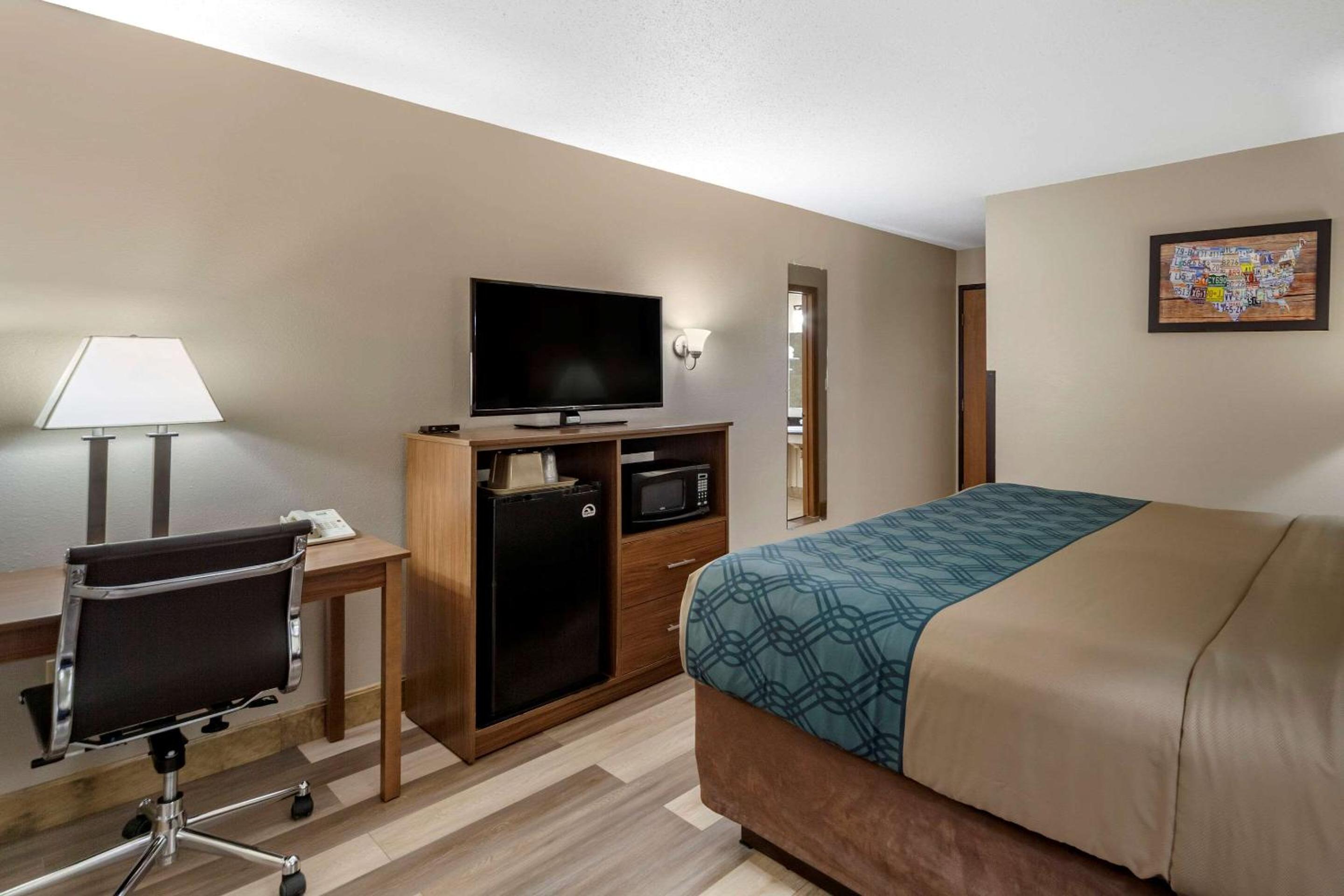 King Room - Non-Smoking - Photo 2