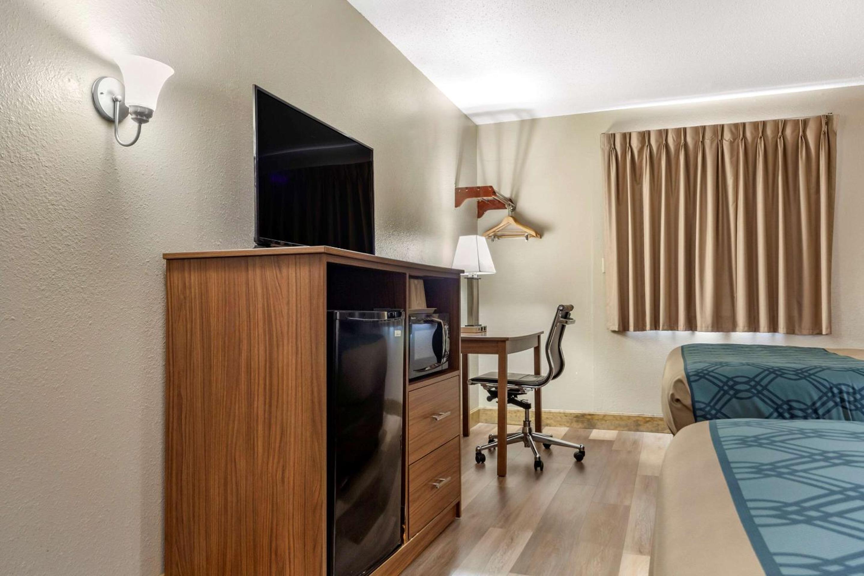 Queen Room with Two Queen Beds - Non-Smoking - Photo 1