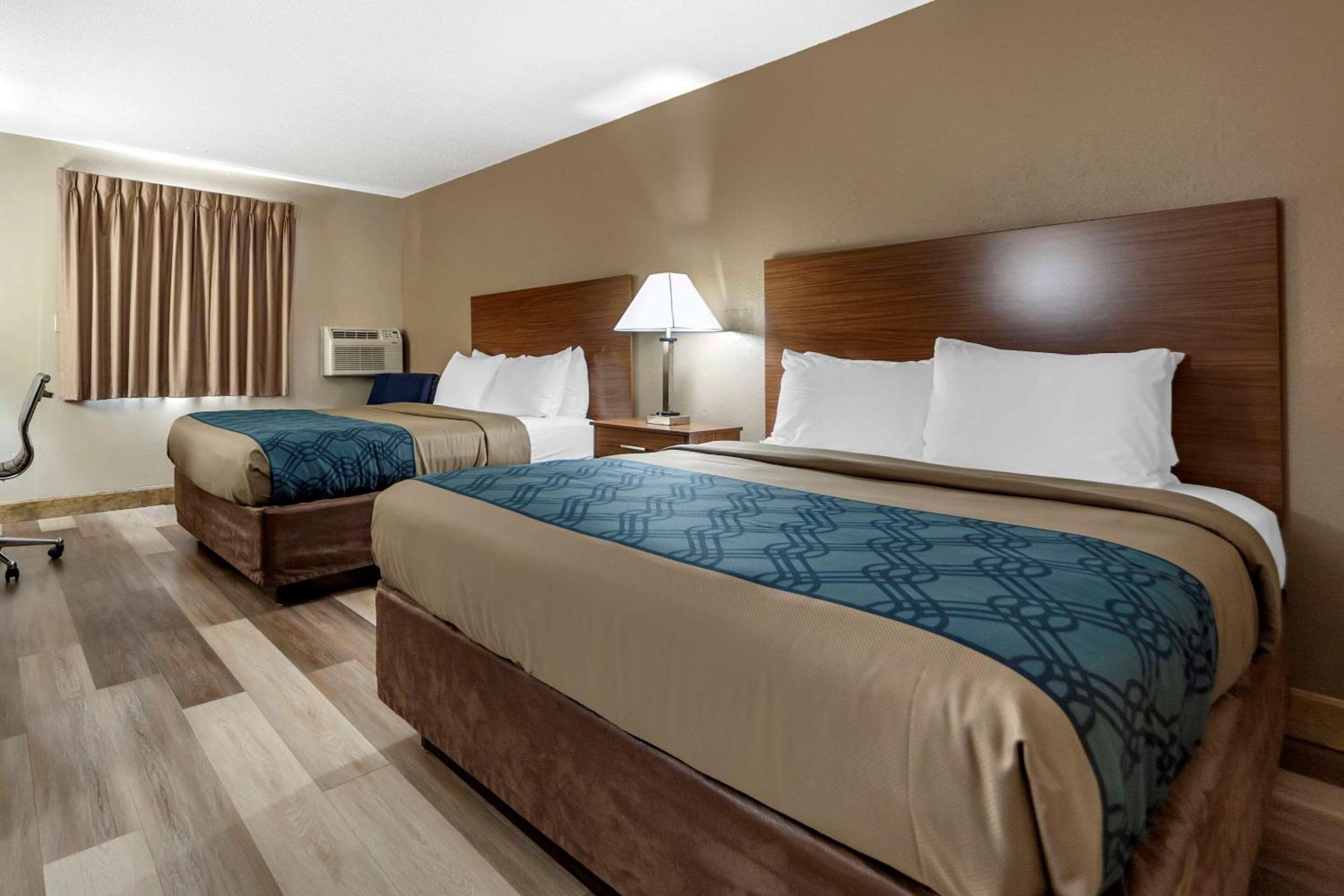 Queen Room with Two Queen Beds - Non-Smoking - Photo 3